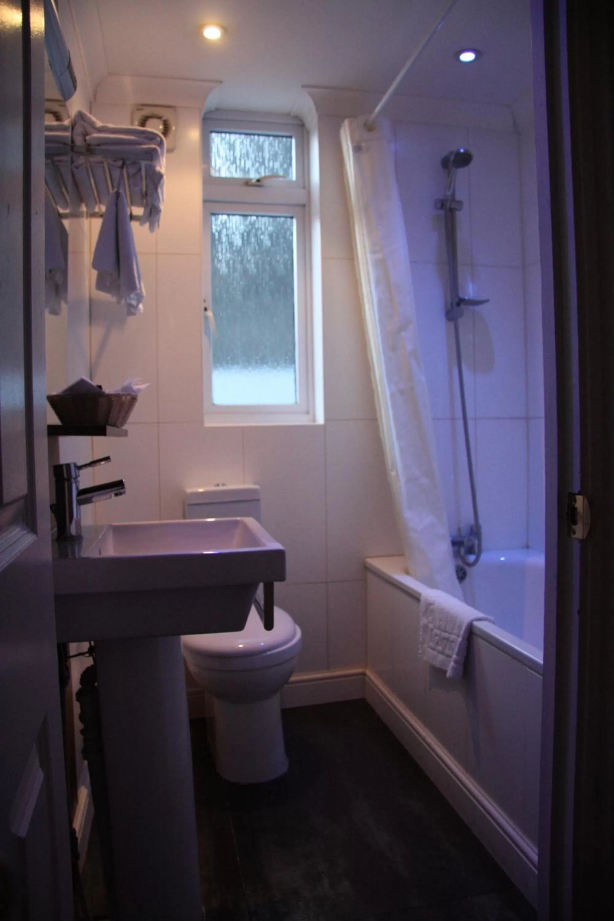 Bathroom in Admiral Hotel at Park Avenue