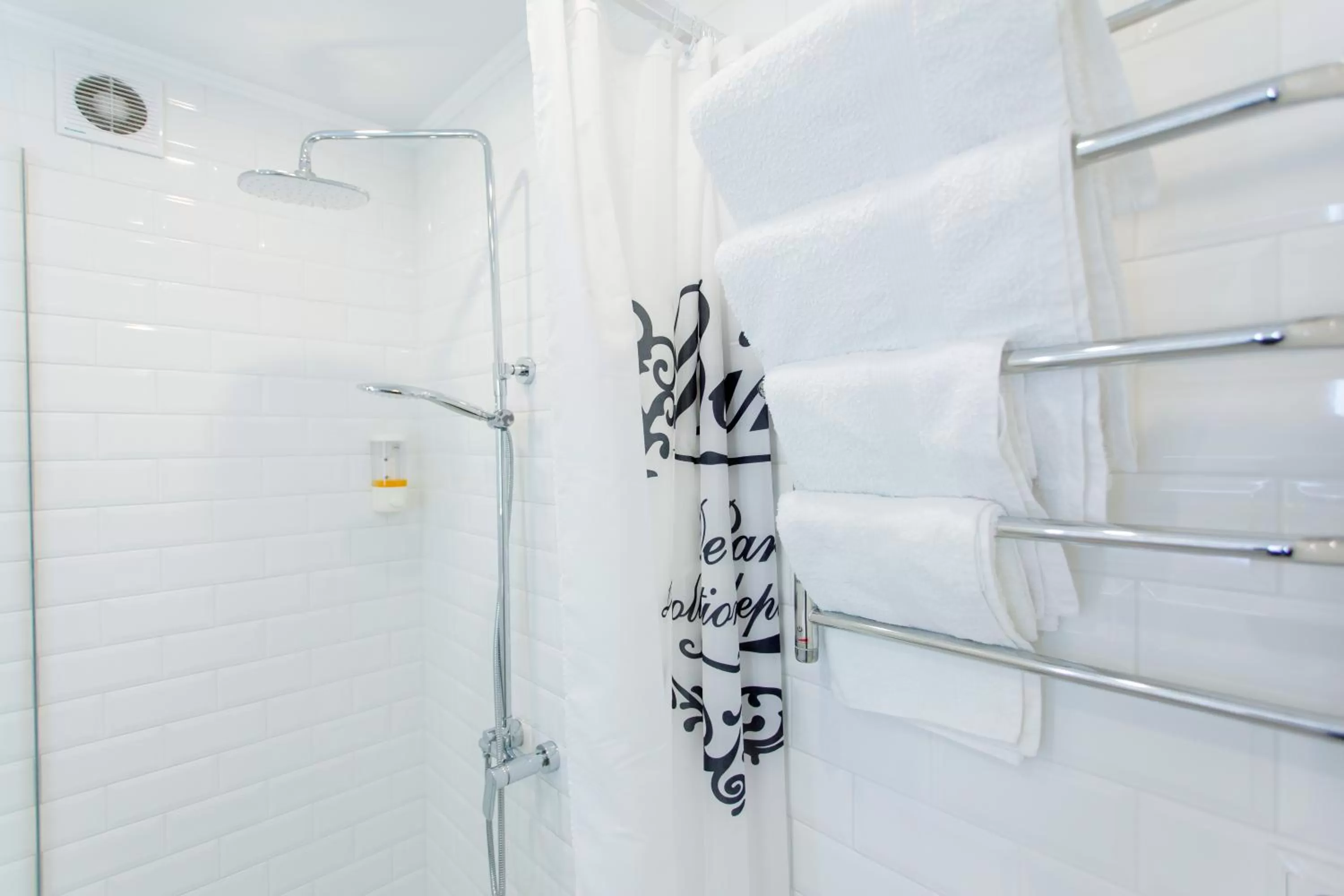 Shower in Apart-Hotel LAVINA з ДЖАКУЗІ