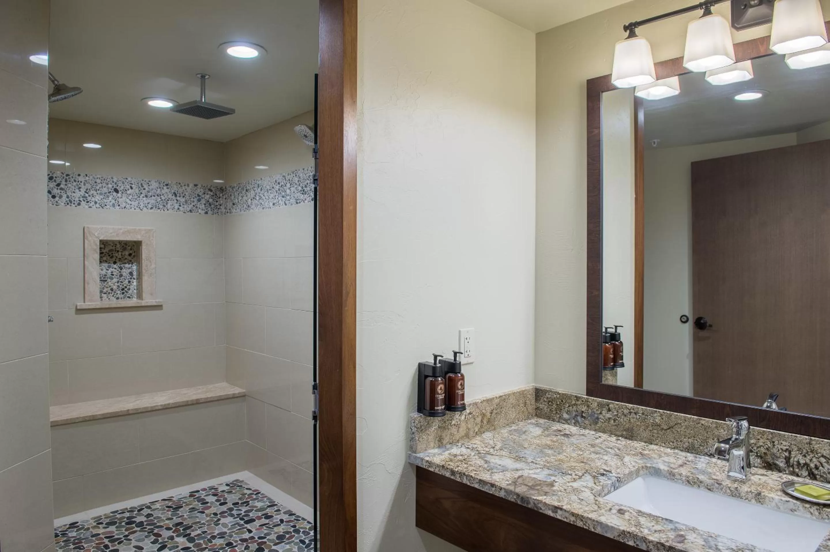 Shower in Cedar Creek Lodge & Conference Center