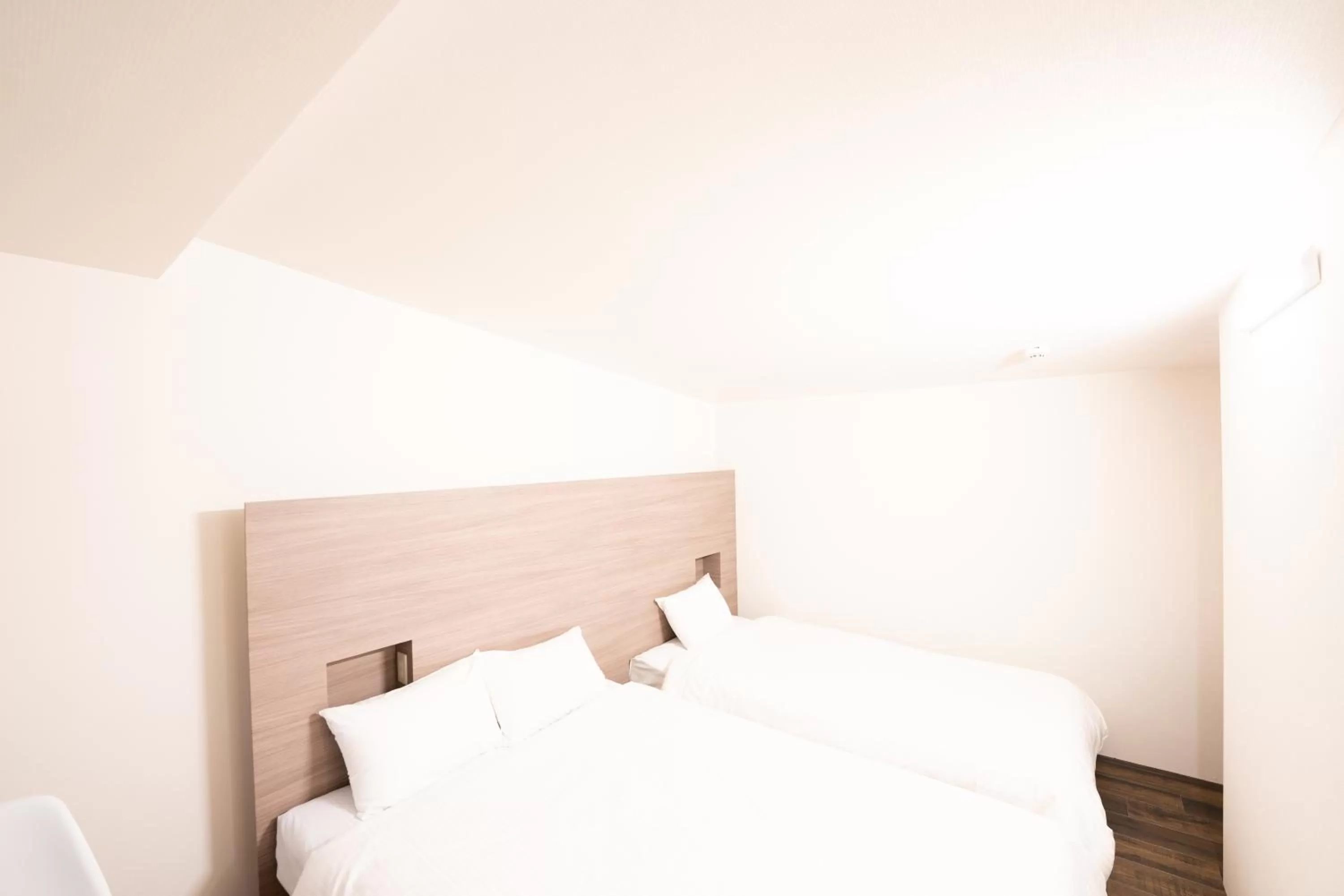 Bed in B&B MIKAWA Info Centre - Kanazawa Fish Harbour