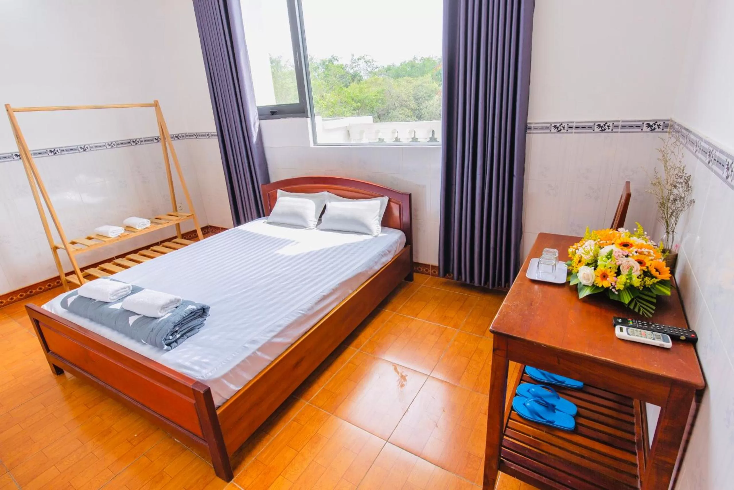 Bed in Hotel Hoa Cúc Phương Dĩ An - Bình Dương