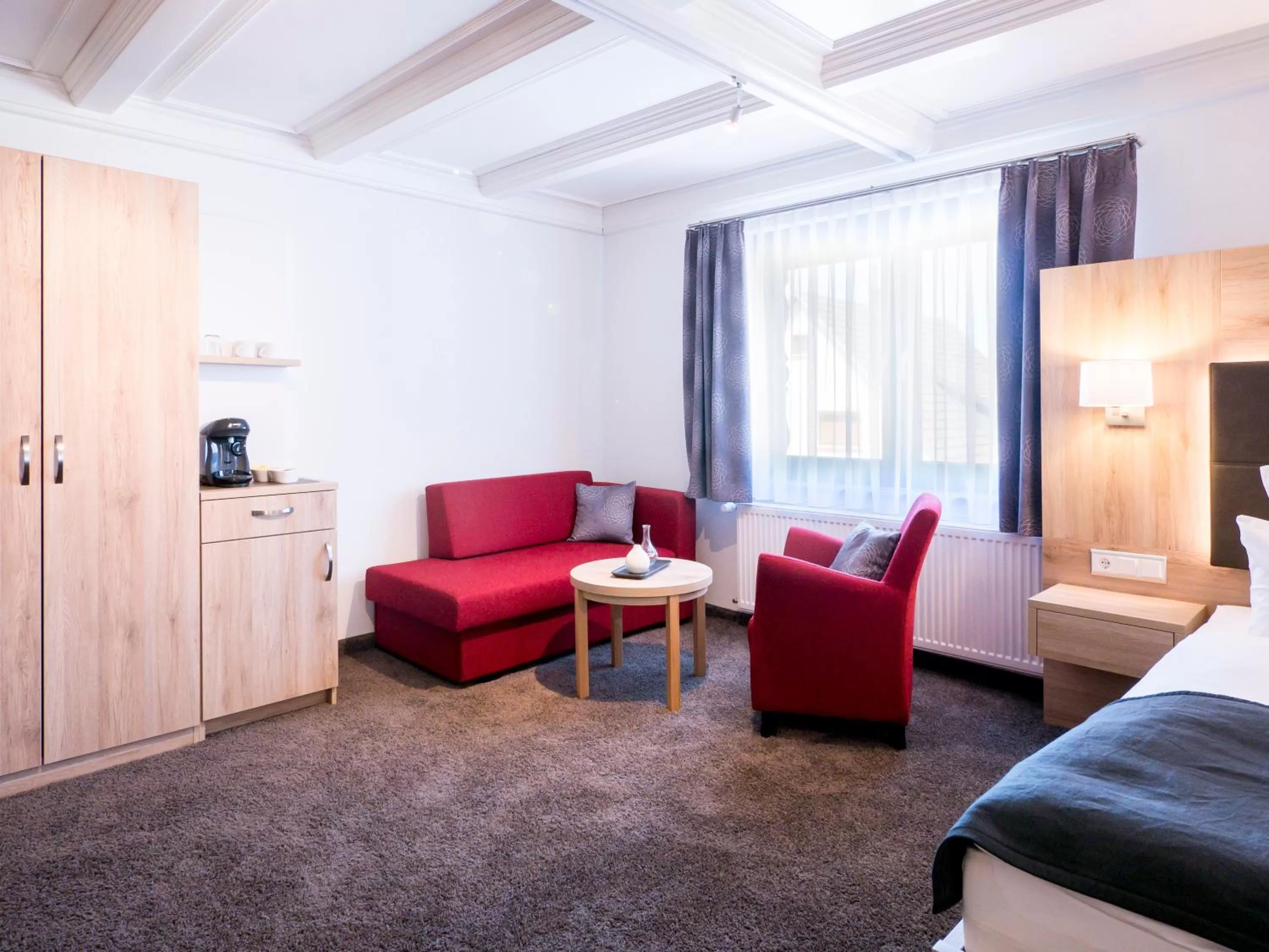 Seating area, Bed in Hotel Restaurant Schiff