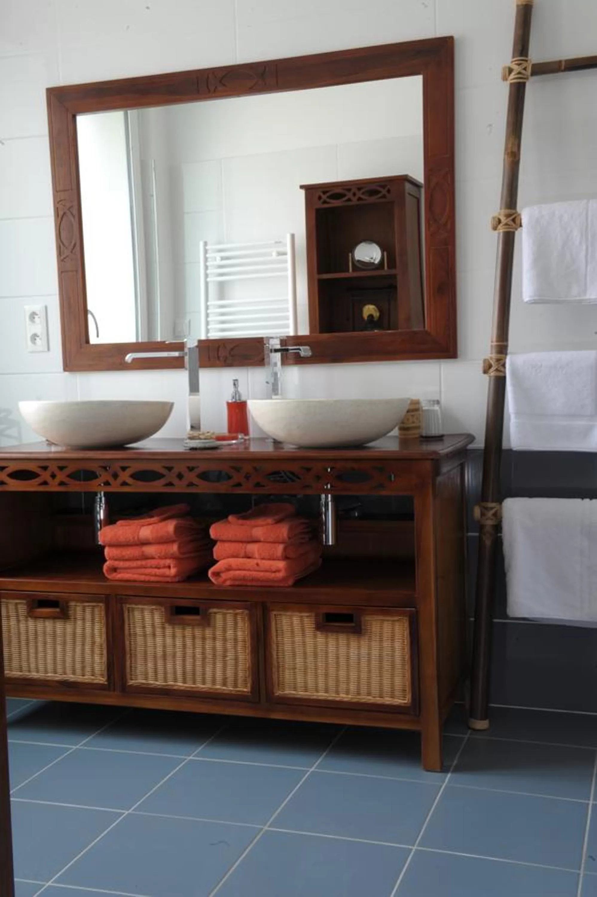 Bathroom, Bed in Au Coeur De Beauvais