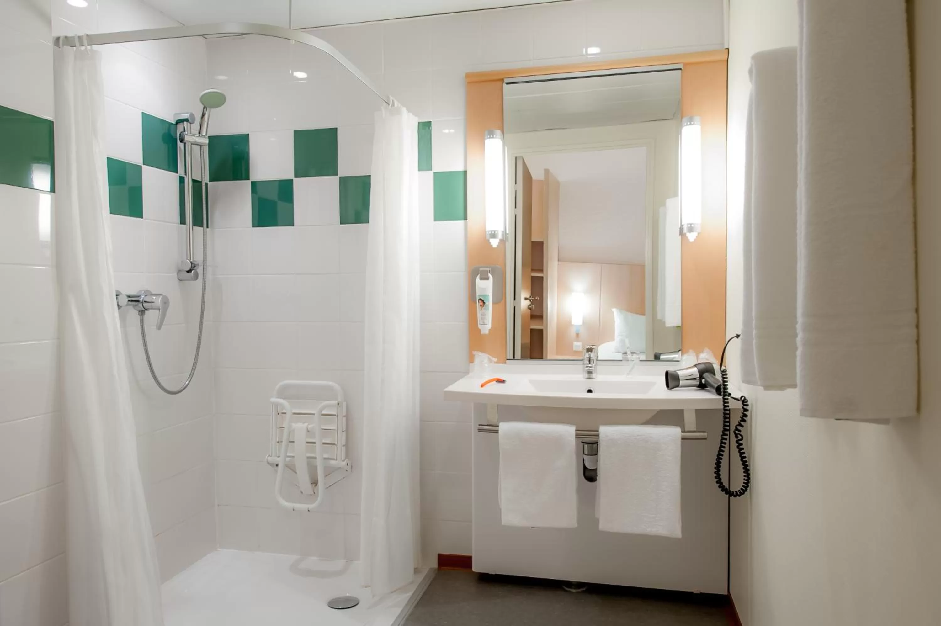 Shower in ibis Vannes
