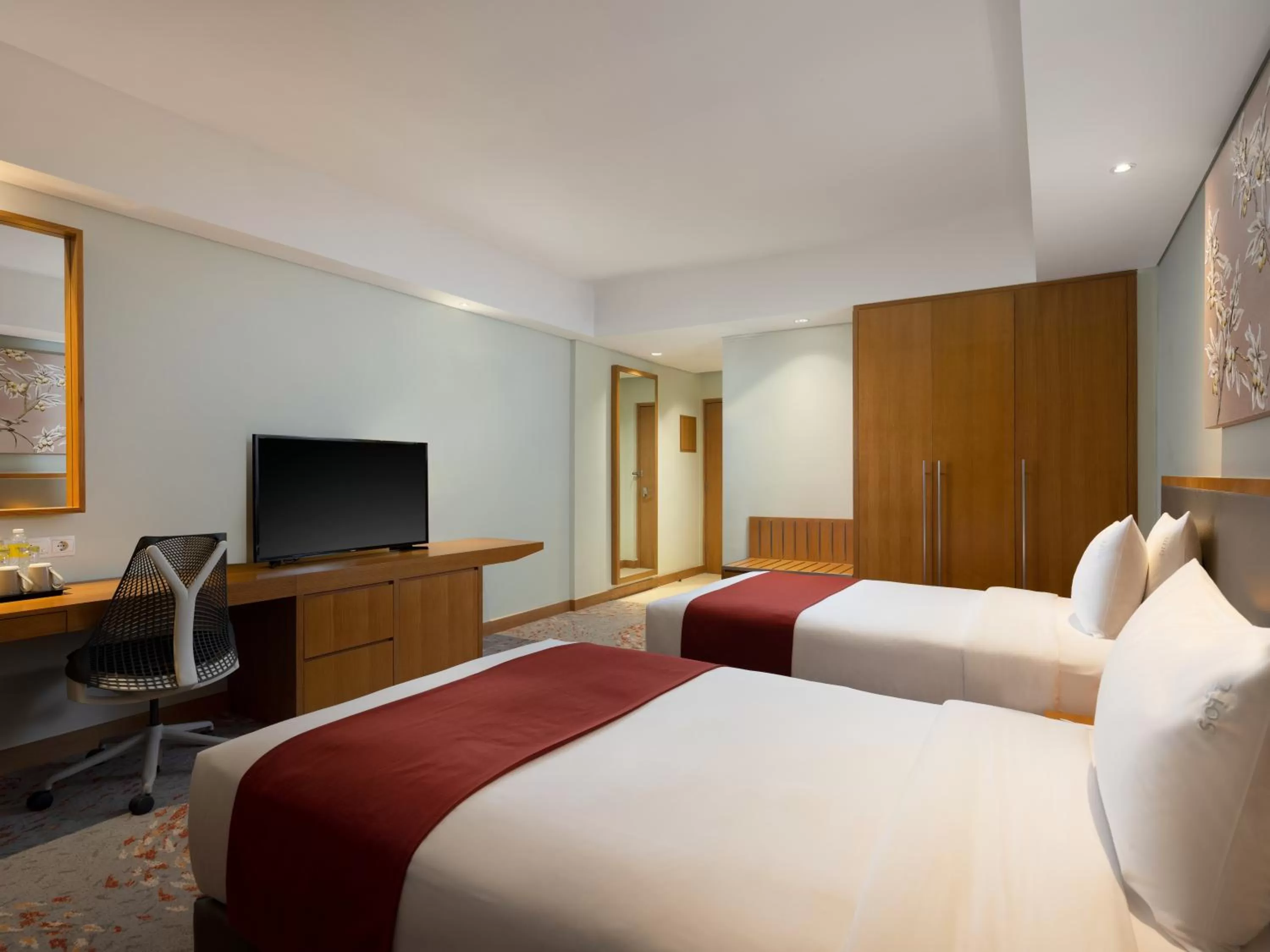 Photo of the whole room, Bed in Holiday Inn & Suites Jakarta Gajah Mada by IHG