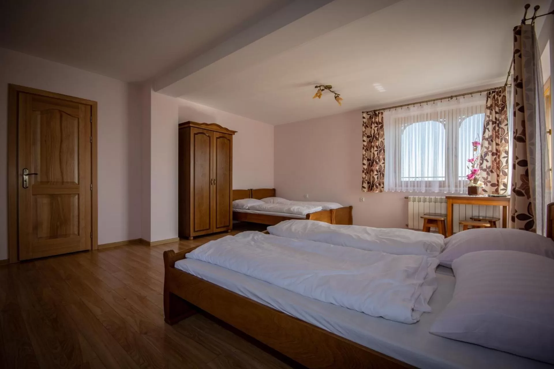 Photo of the whole room, Bed in Podhalanski Dworek z Jacuzzi