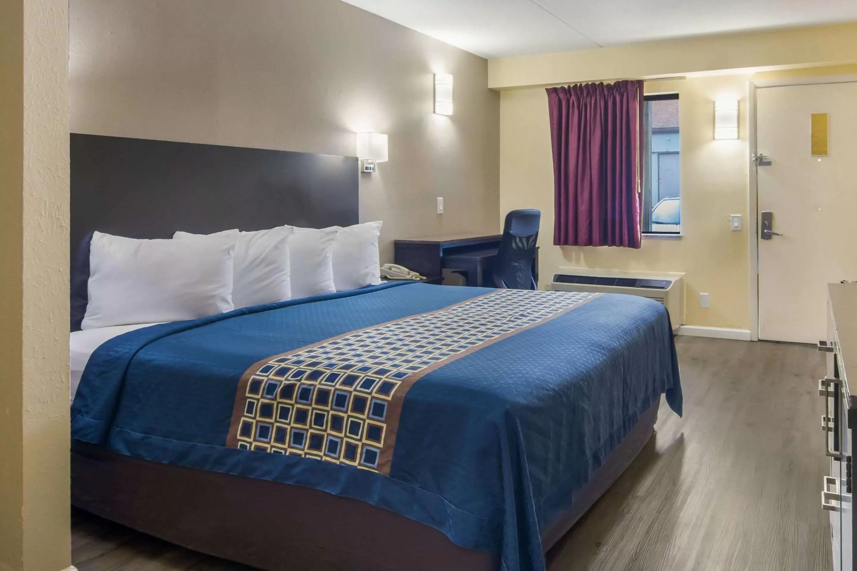 Photo of the whole room, Bed in Rodeway Inn & Suites Monroeville-Pittsburgh