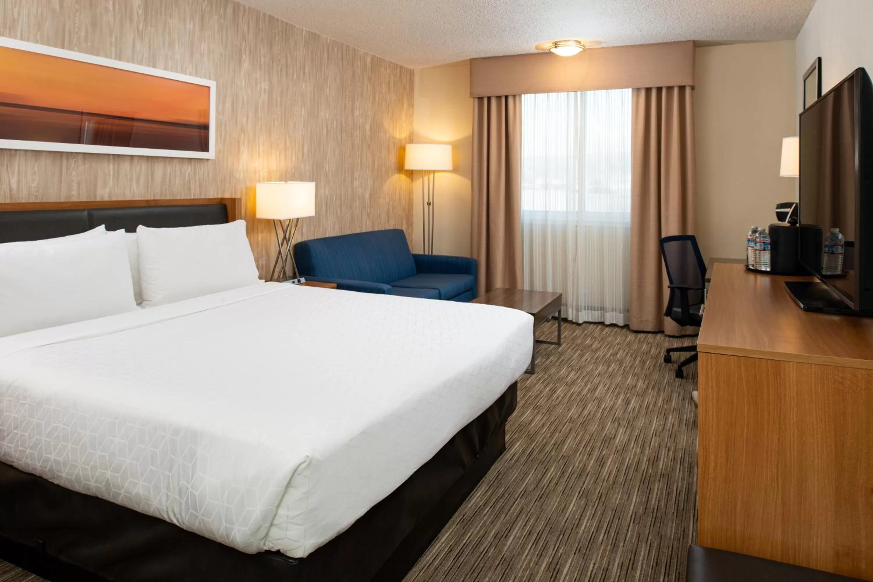 Photo of the whole room, Bed in Holiday Inn Express San Francisco Airport South by IHG