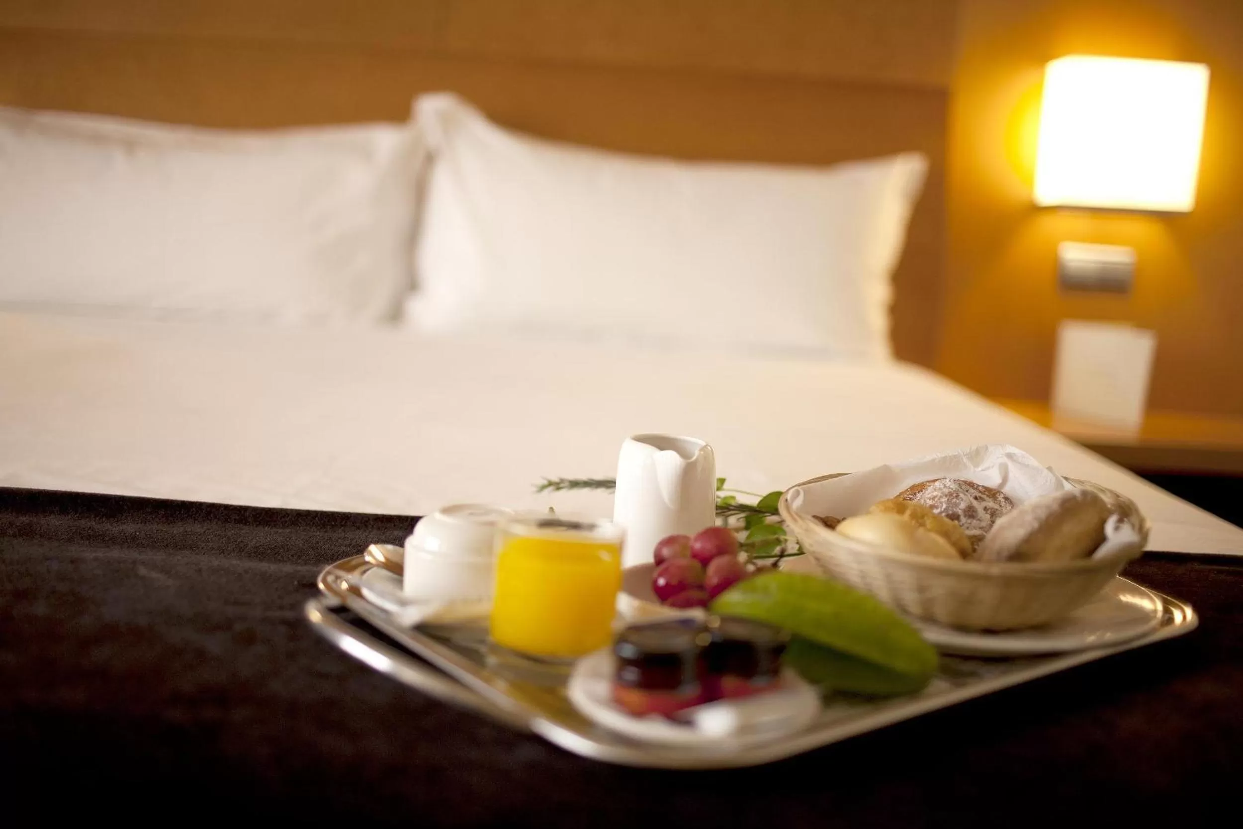 Photo of the whole room, Bed in Silken Puerta Madrid