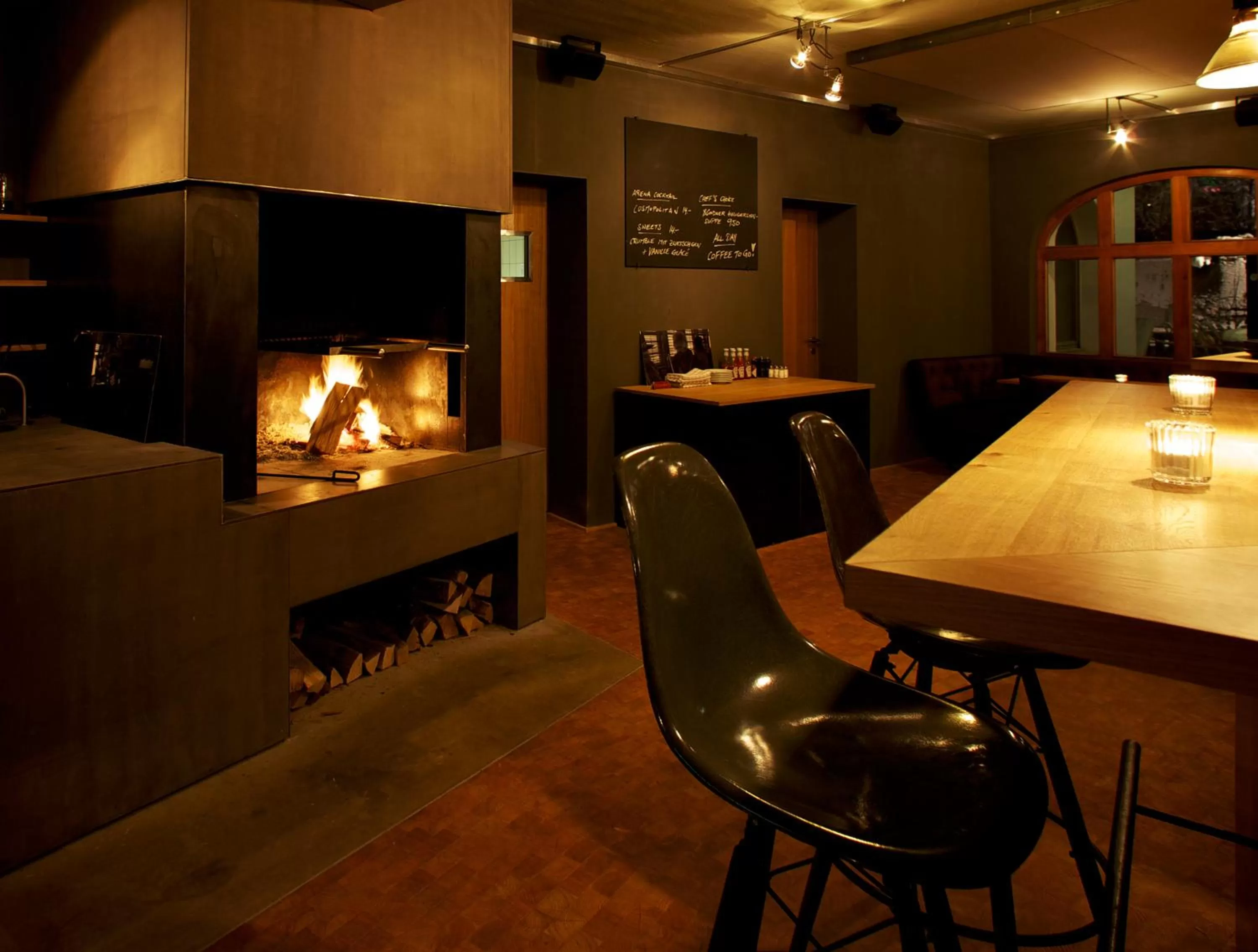 Restaurant/places to eat in Arena Lodge