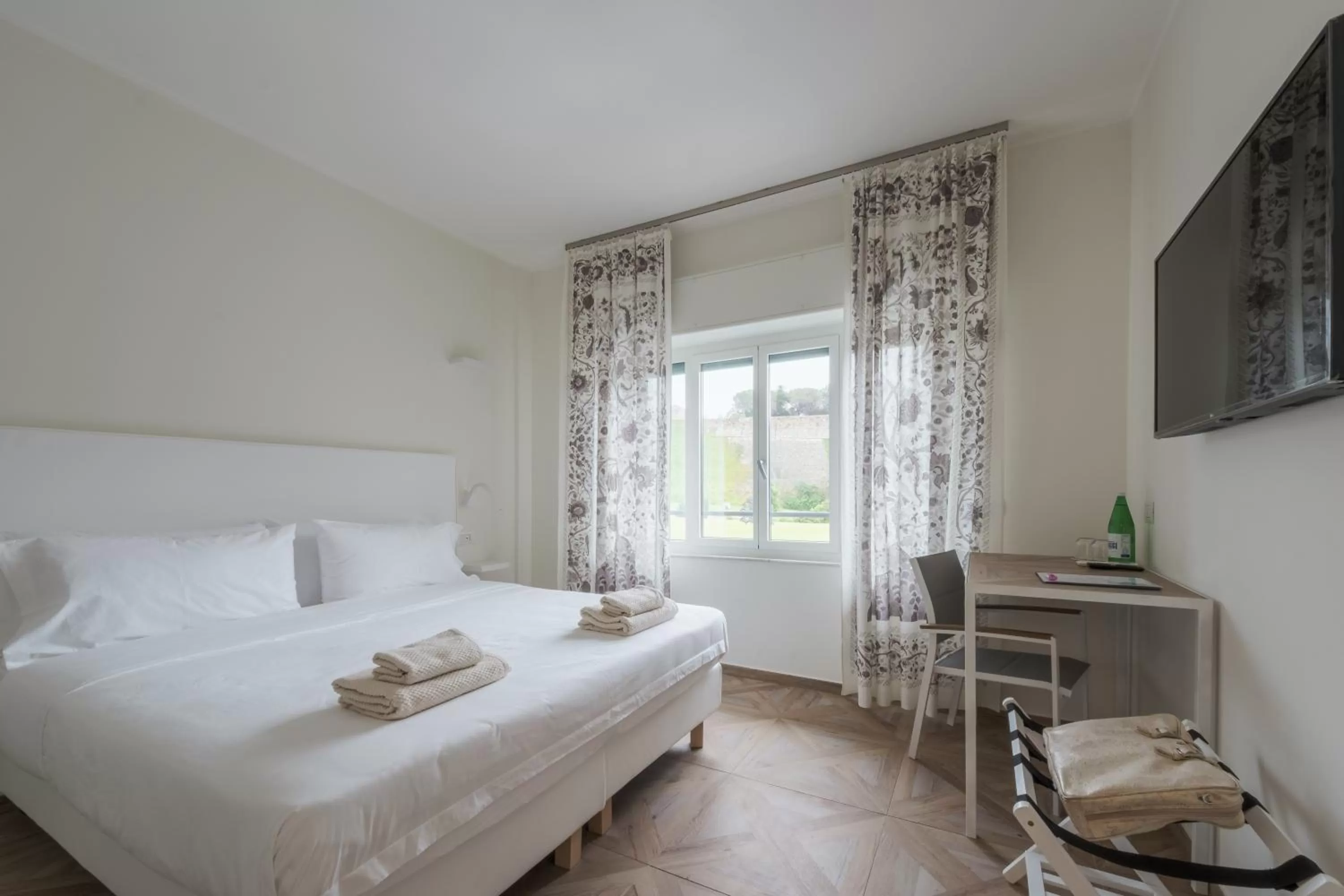 Bedroom, Bed in Supernova