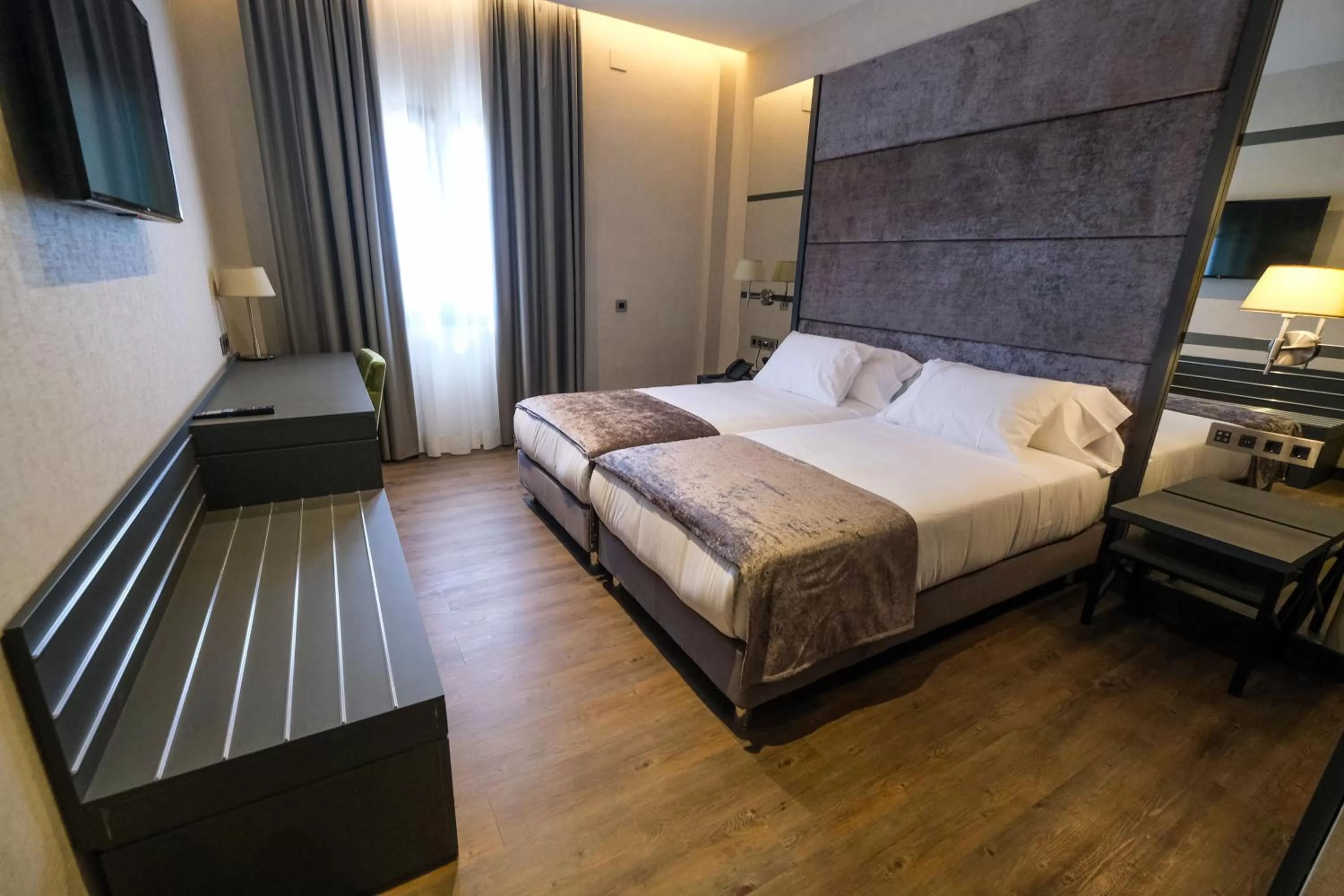 Photo of the whole room, Bed in LD Sevilla