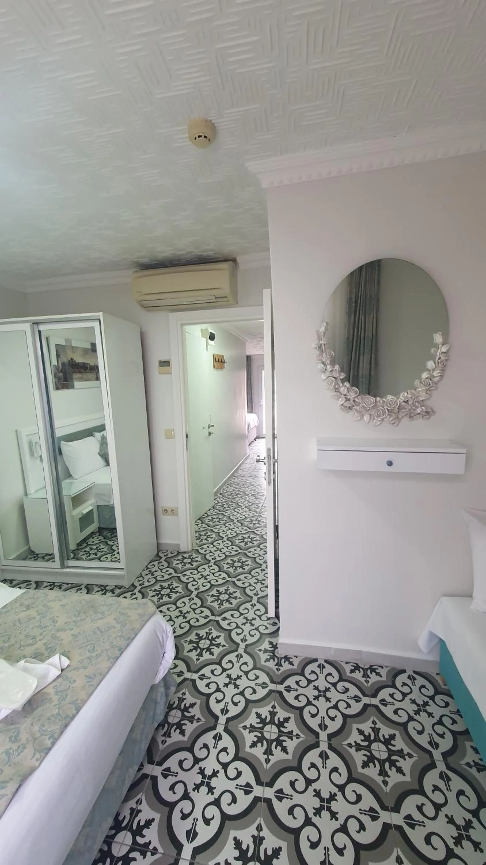 Bedroom, Bed in Lemon Residence