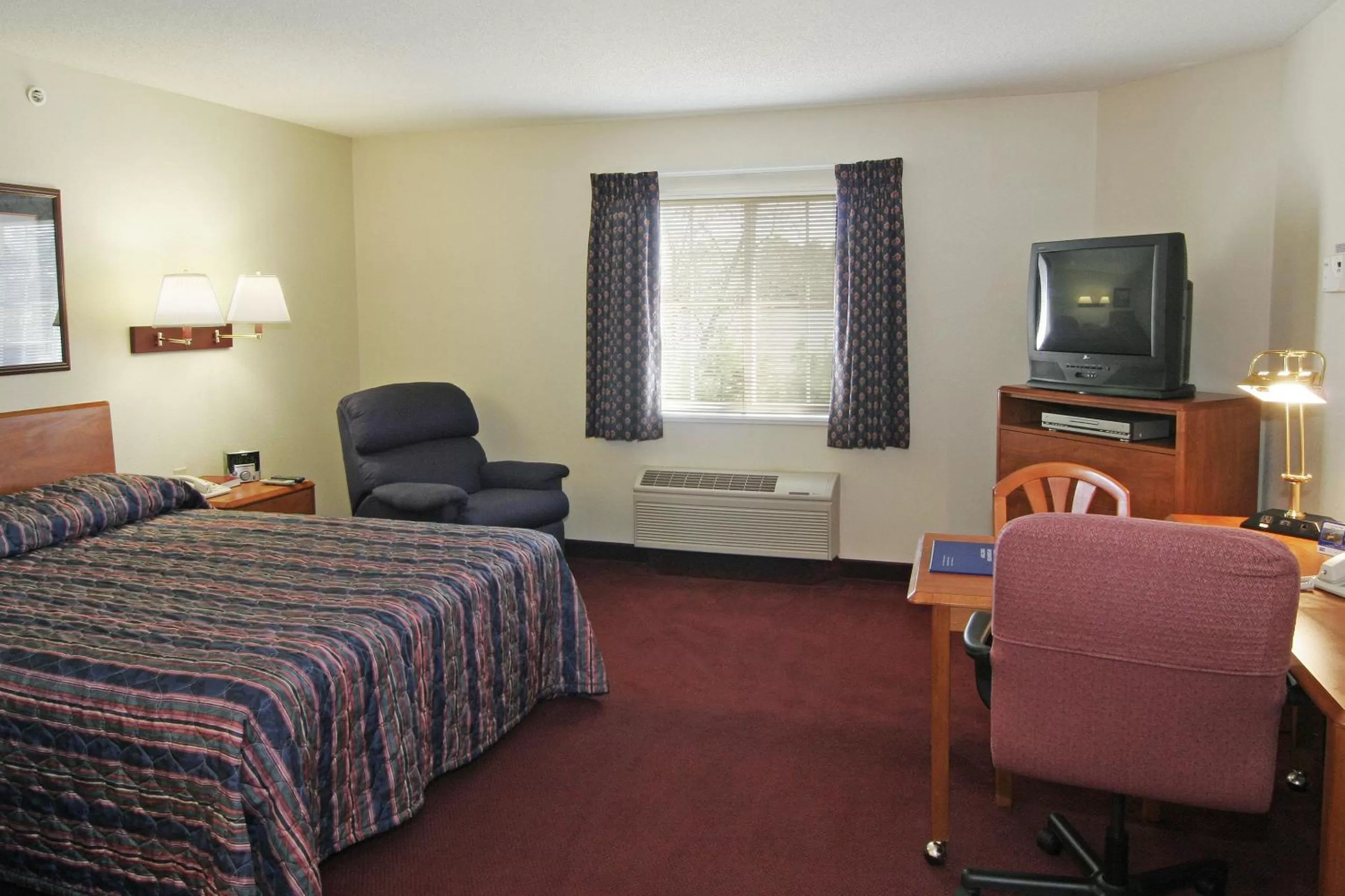 Photo of the whole room, Bed in Candlewood Suites Newport News-Yorktown by IHG