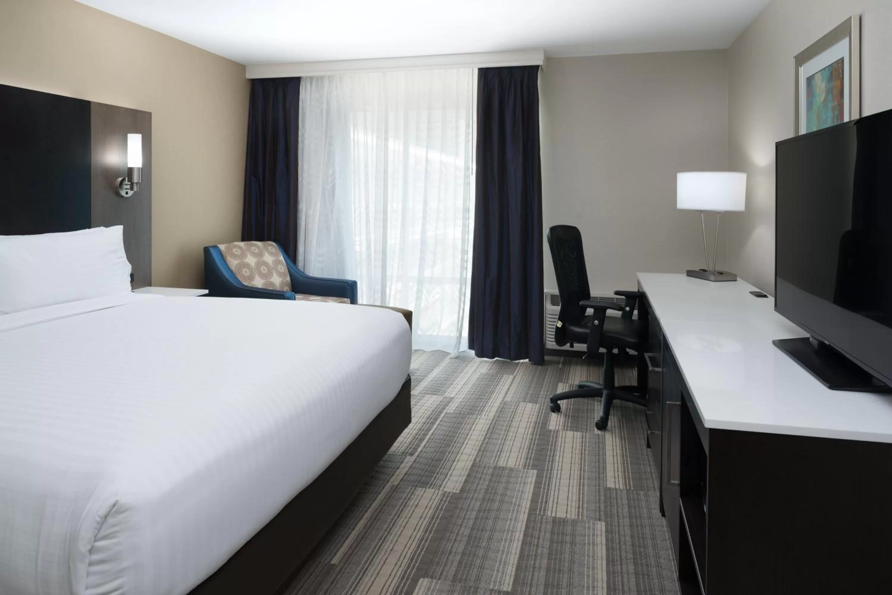 Photo of the whole room, Bed in Holiday Inn Express - Downtown San Diego by IHG