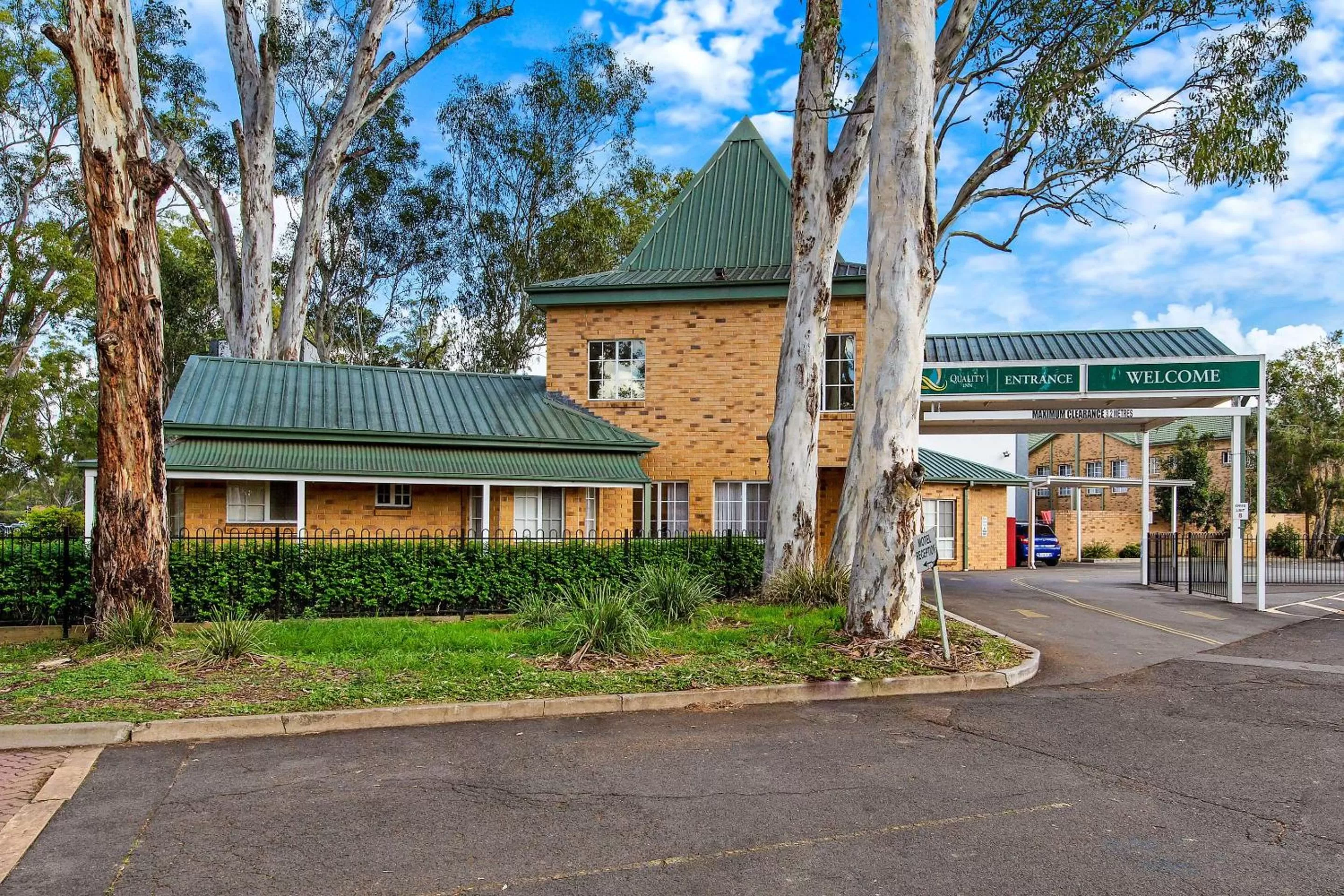 Property building in Quality Inn Penrith Sydney