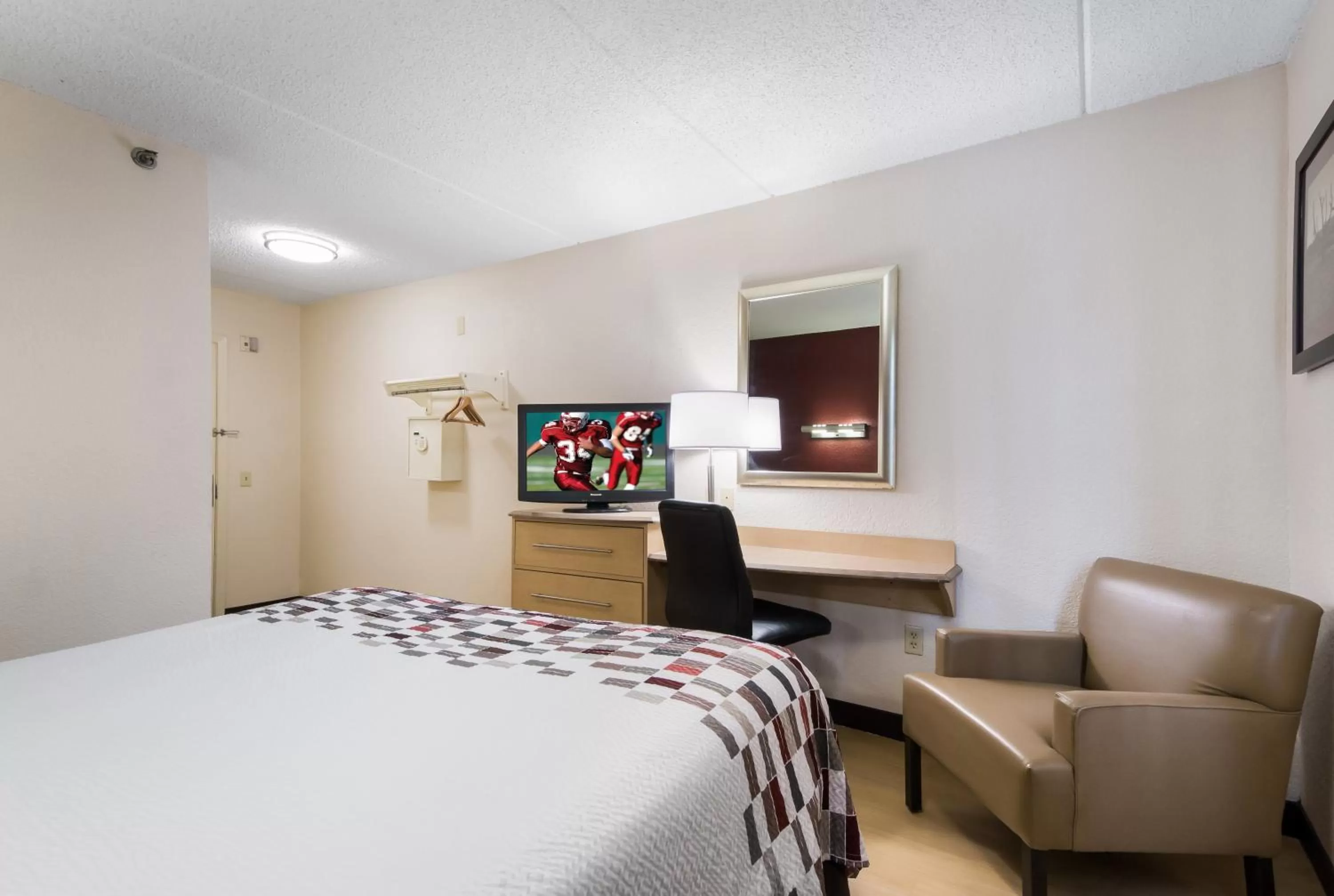 Photo of the whole room, Bed in Red Roof Inn Laredo