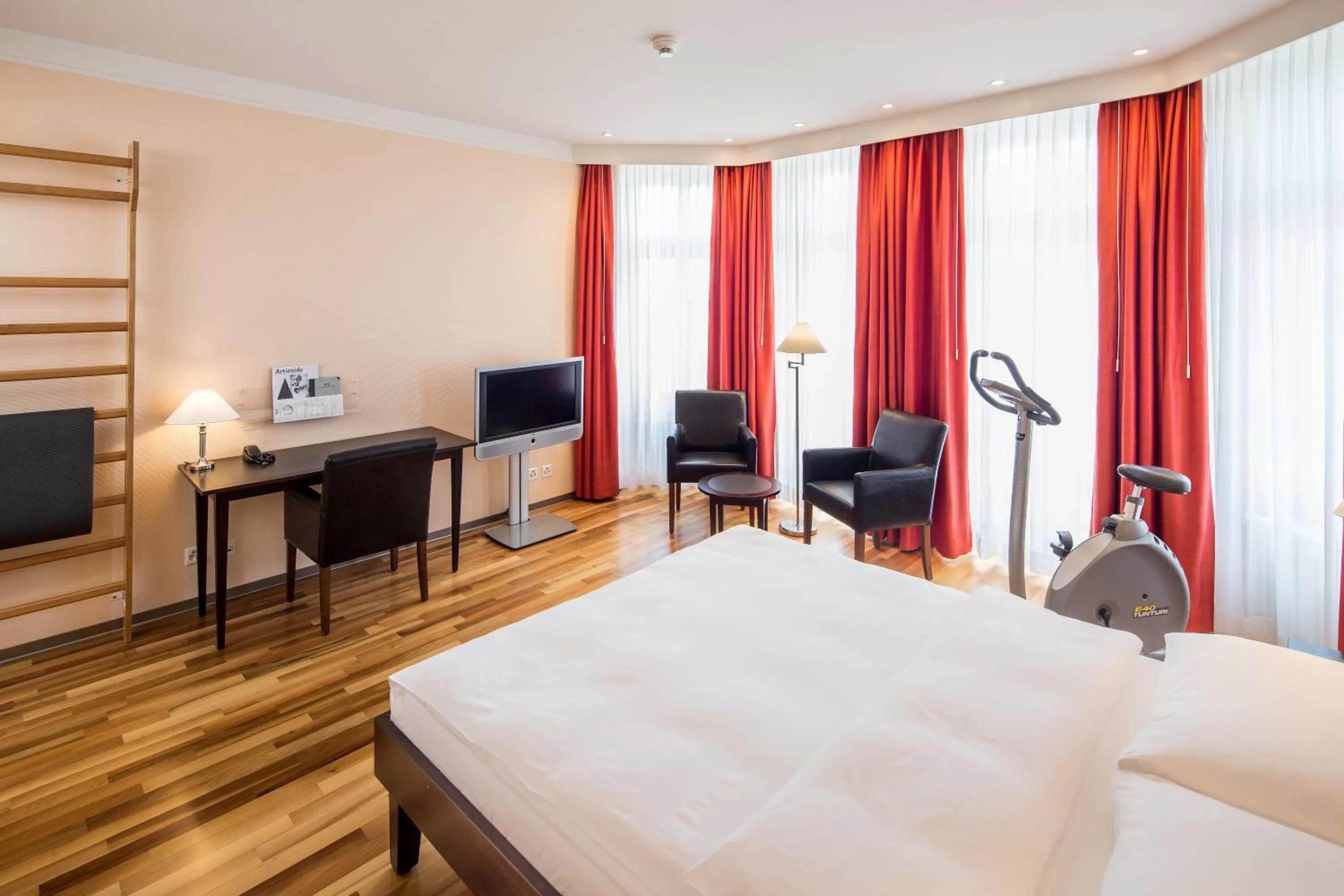 Photo of the whole room, Bed in Hotel Schweizerhof Basel