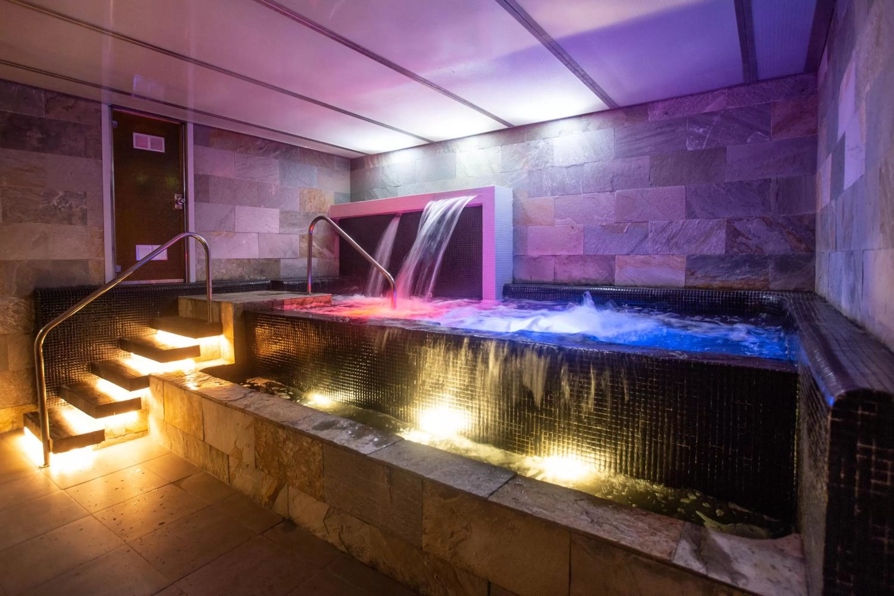 Hot Tub in Soho Boutique Capuchinos & Spa