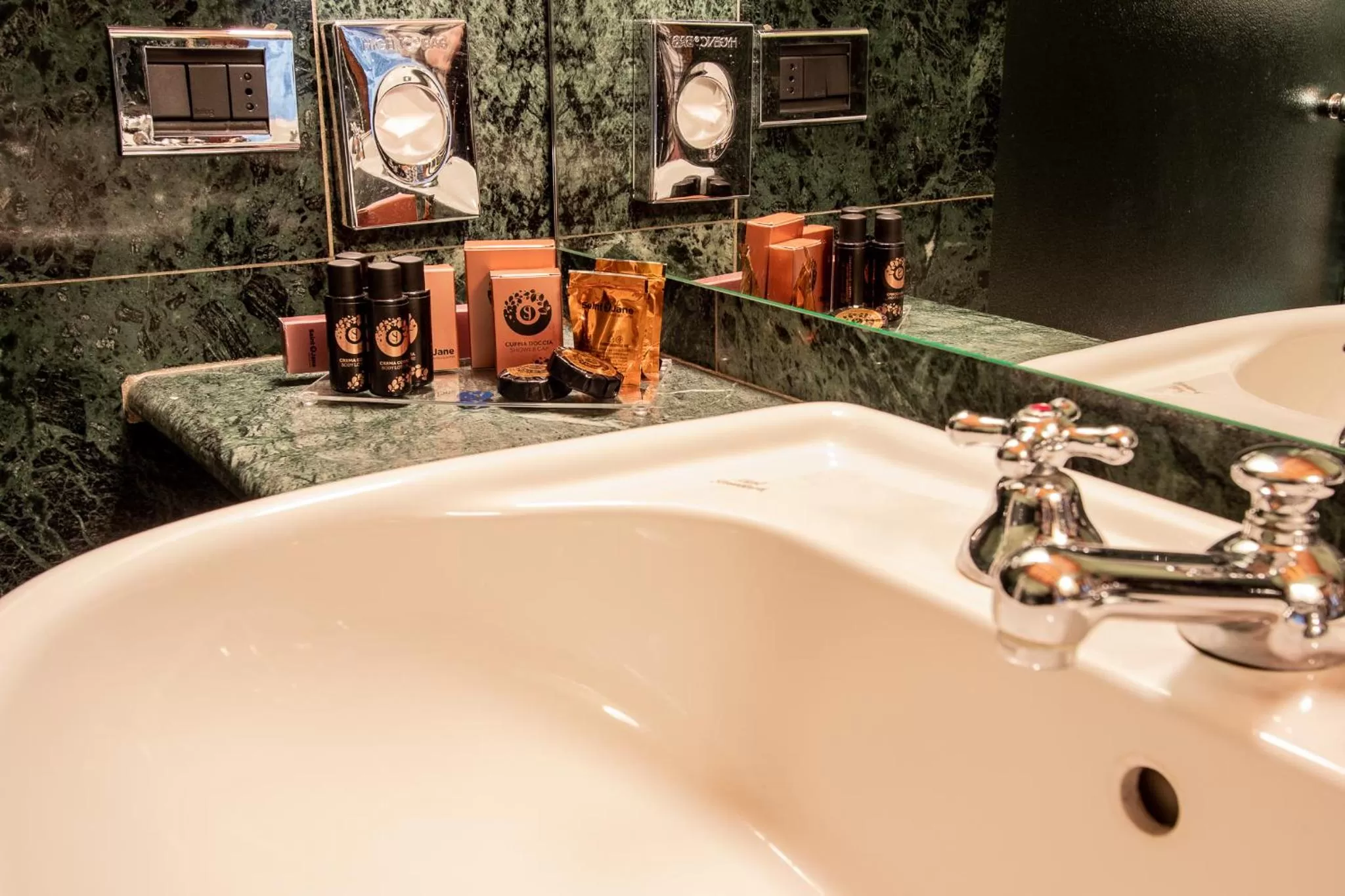 Bathroom in Albergo Le Due Corti