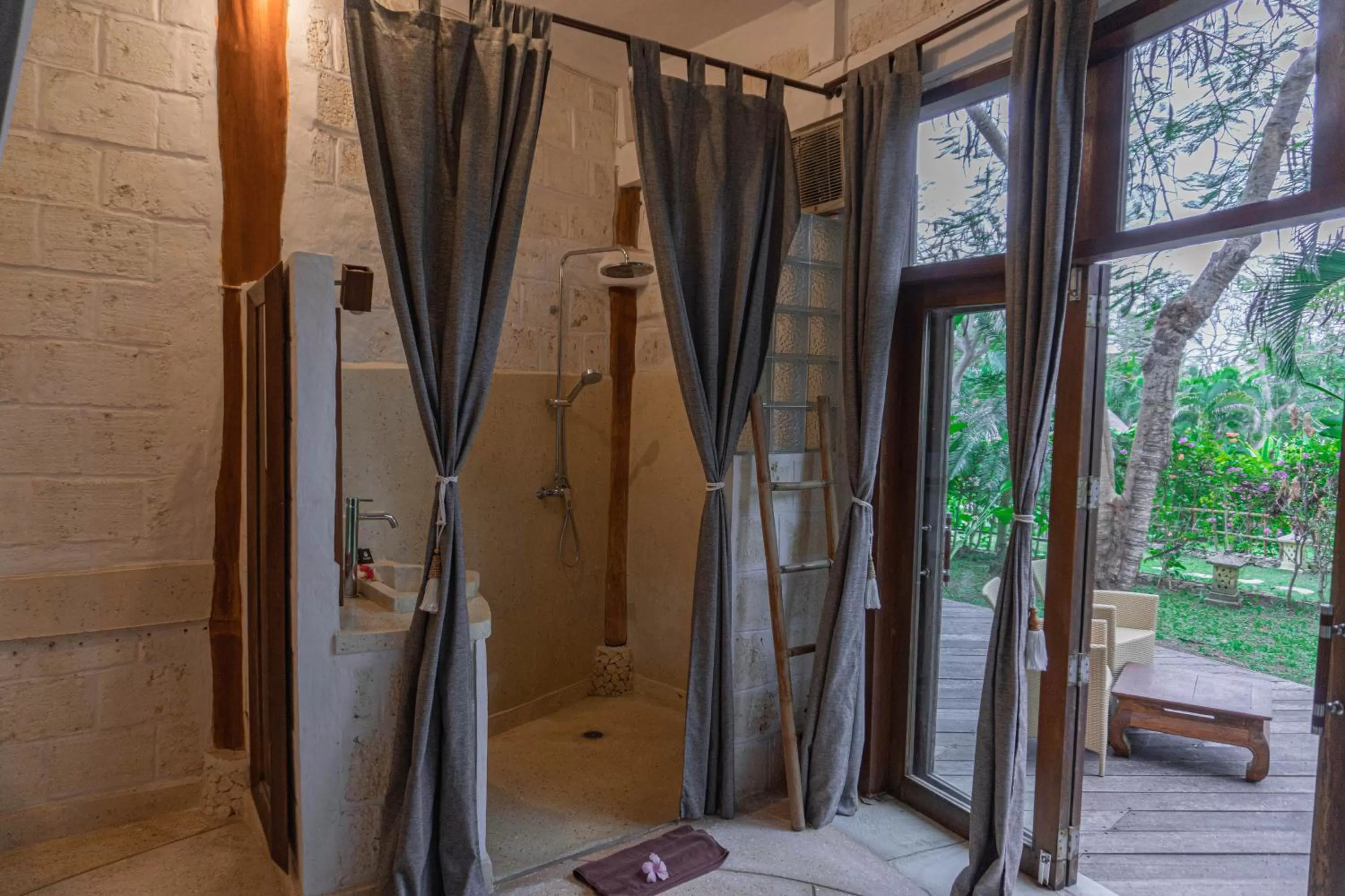 Bathroom in La Joya Balangan Resort