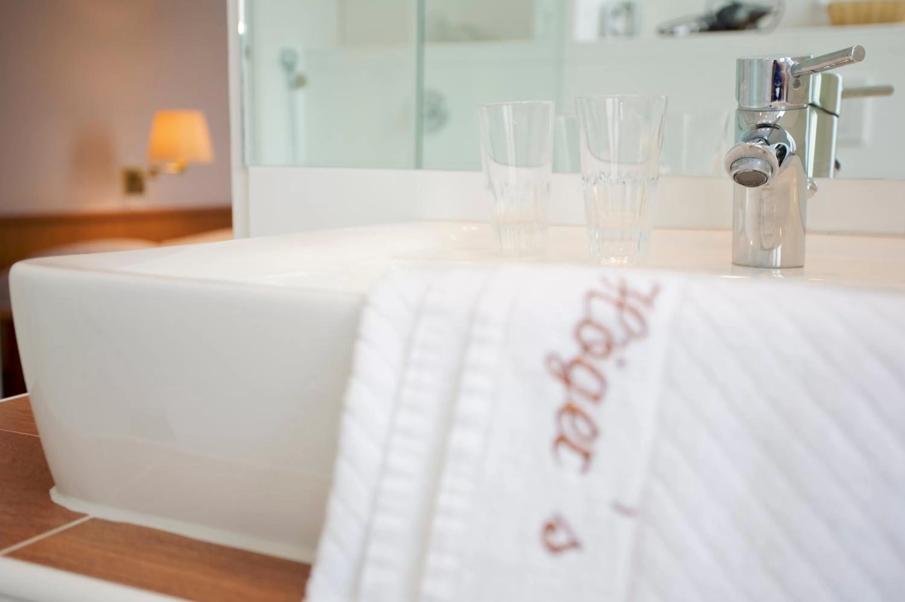 Bathroom, Bed in Höger's Hotel & Restaurant