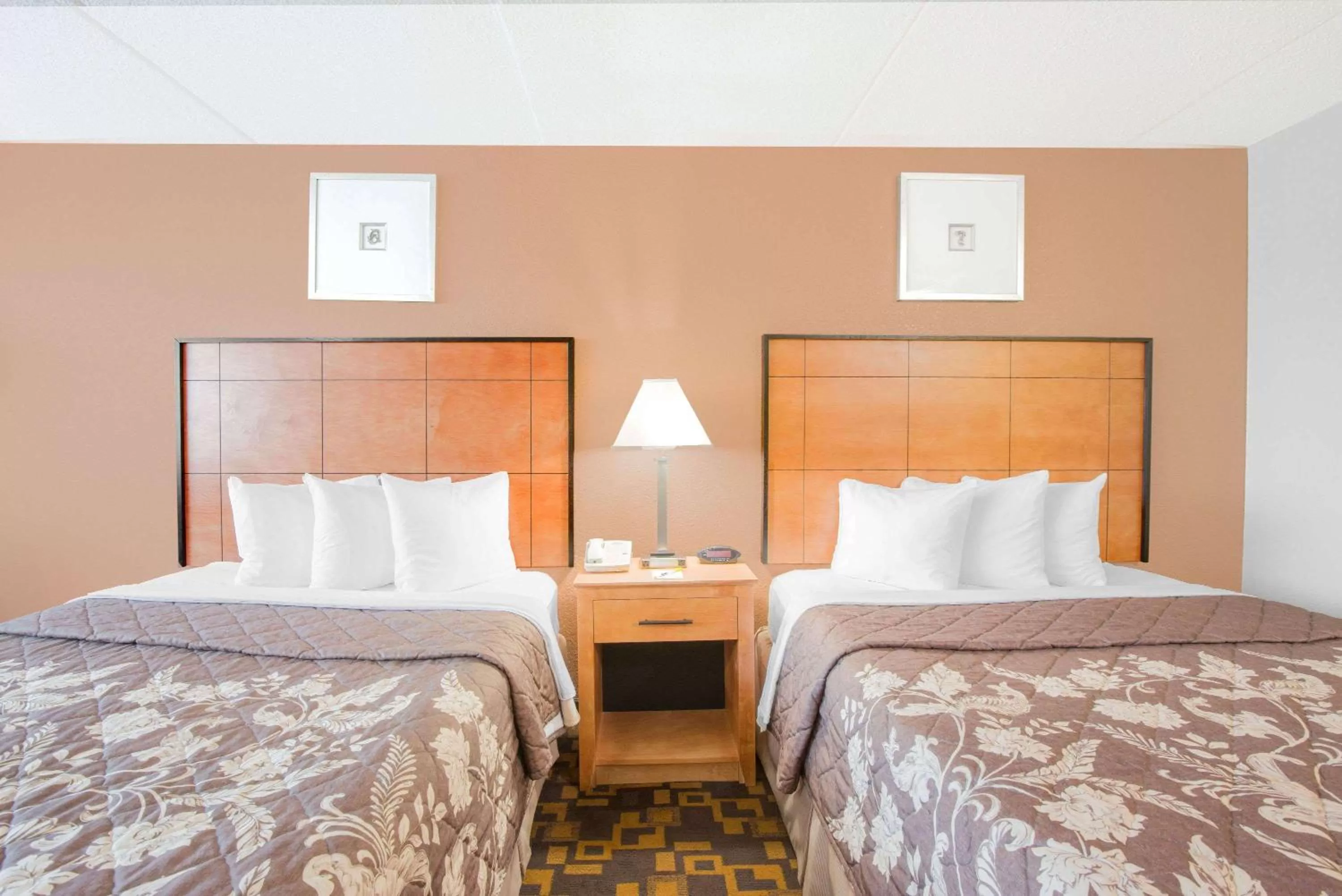 Photo of the whole room, Bed in Days Inn by Wyndham Gettysburg