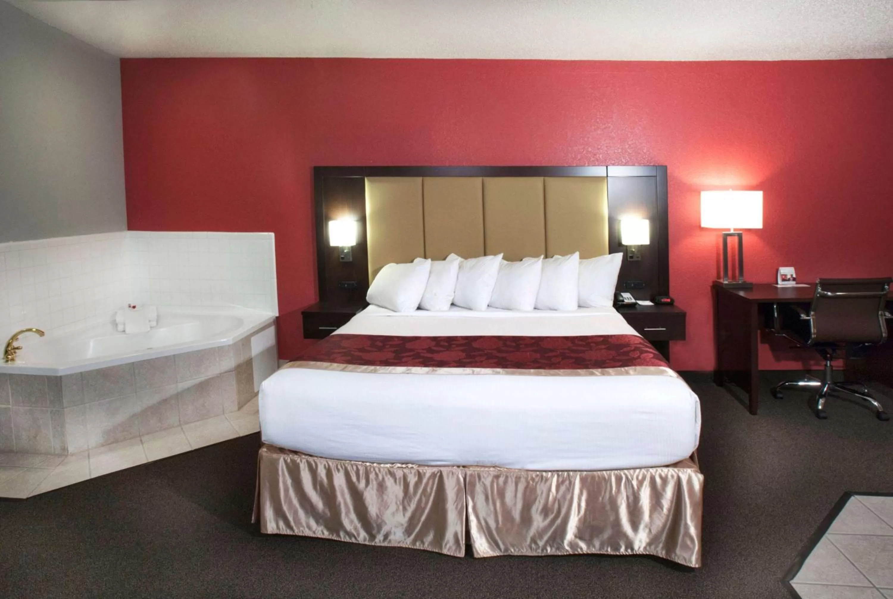 Photo of the whole room, Bed in Ramada by Wyndham Keystone Near Mt Rushmore