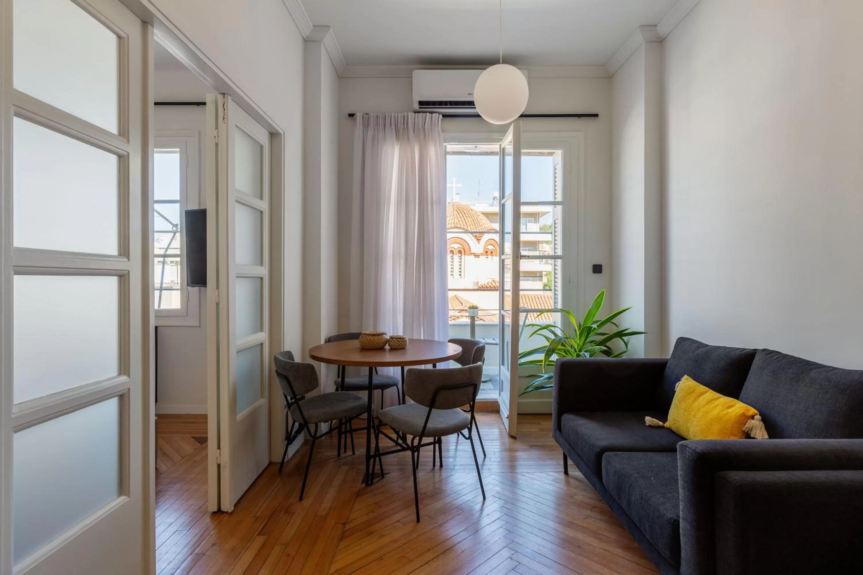 Living room, Seating Area in ZOIA The Met by UPSTREET