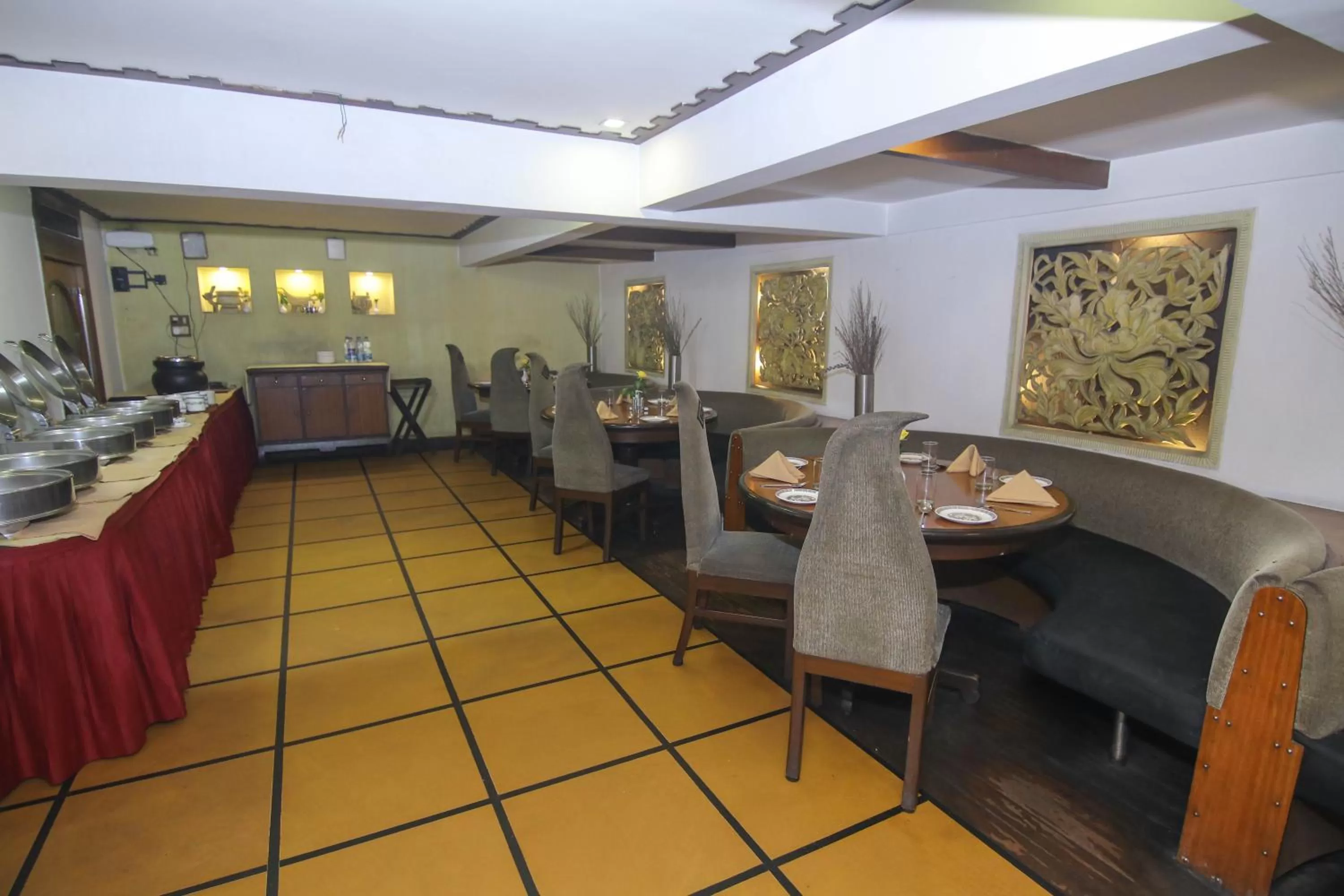 Restaurant/places to eat in Lytton Hotel