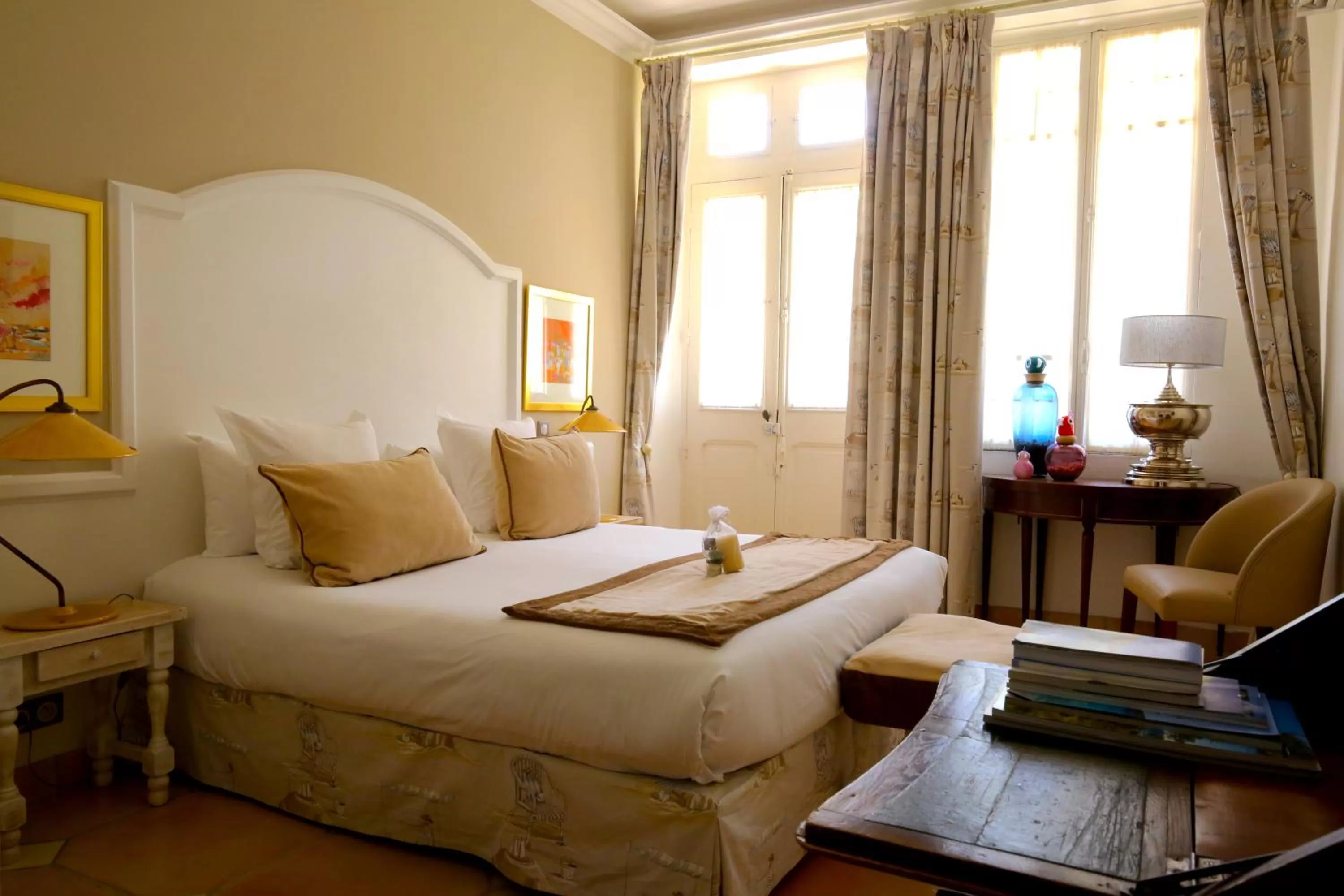 Bed in Hotel Royal Bon Repos