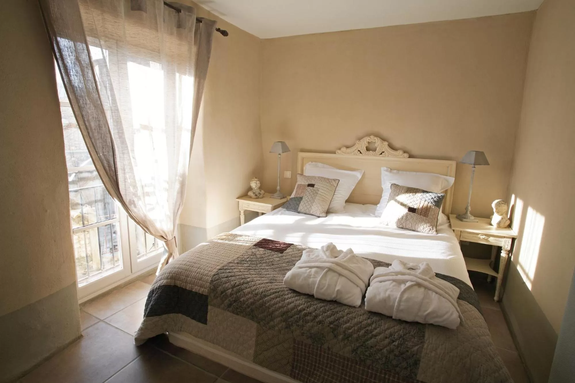 Bed in Le Couvent d'Hérépian - Hôtel & Spa
