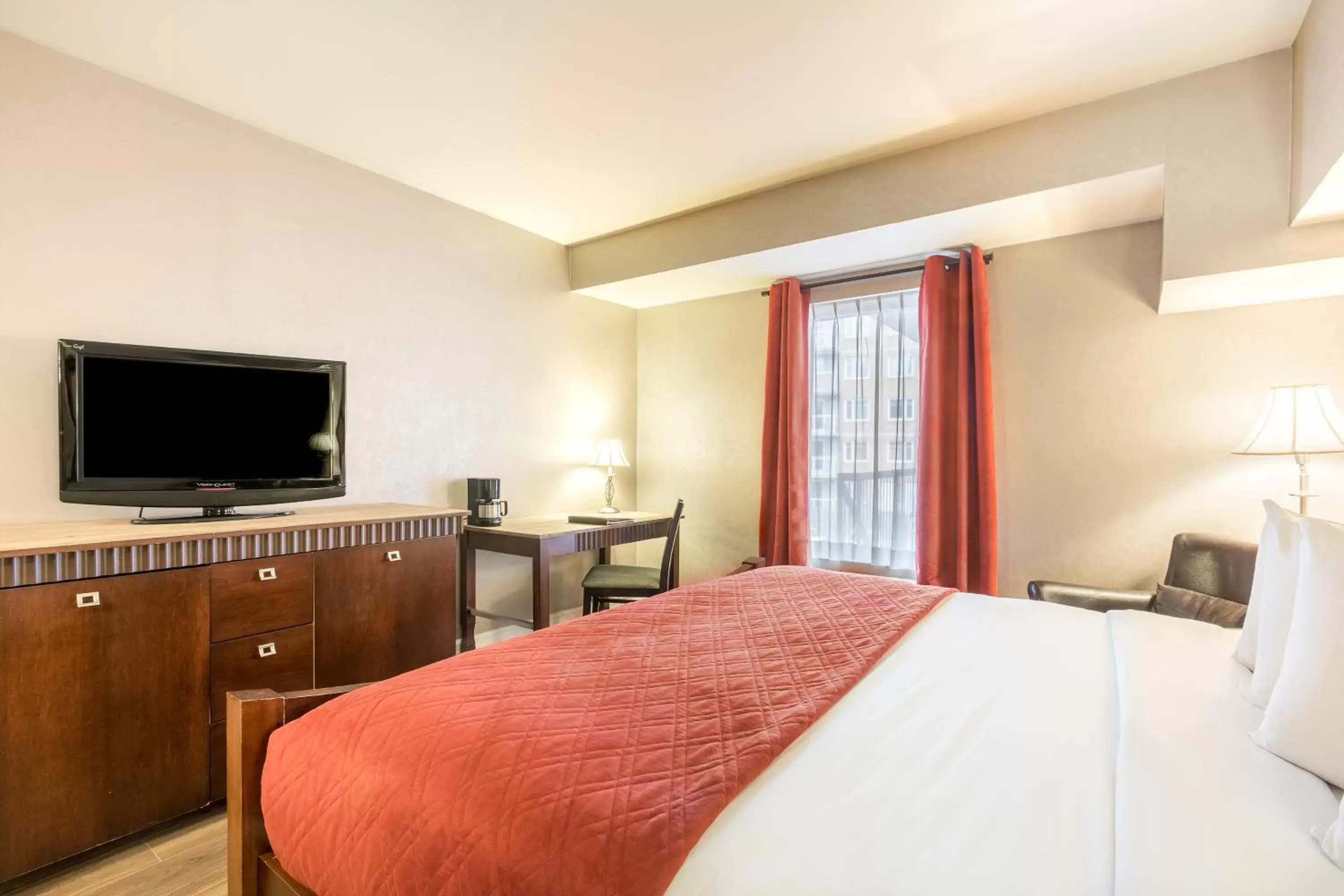 Standard Double Room with Queen Size Bed in Hotel Universel Standard Double Room with Queen Size Bed in Hotel Universel