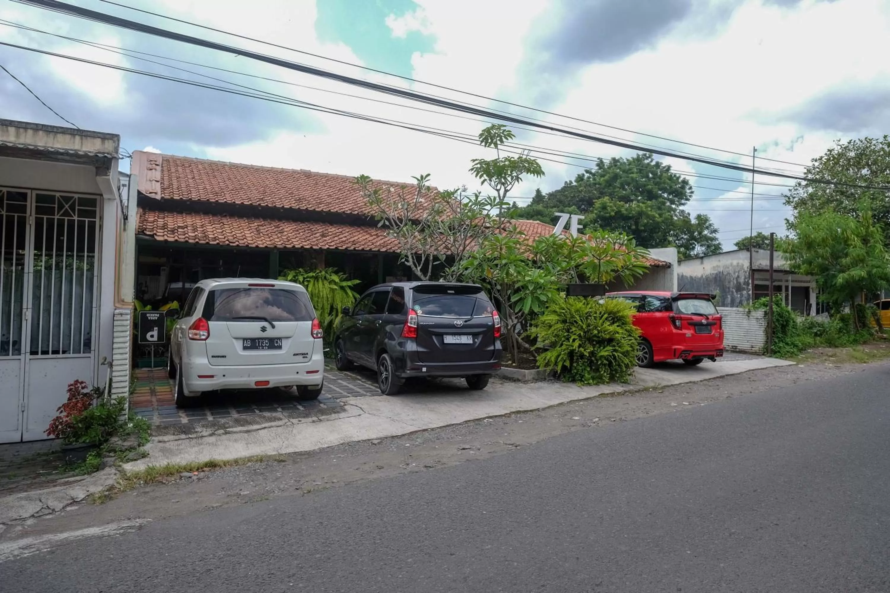 Parking in RedDoorz near Lotte Mart Maguwoharjo Yogyakarta