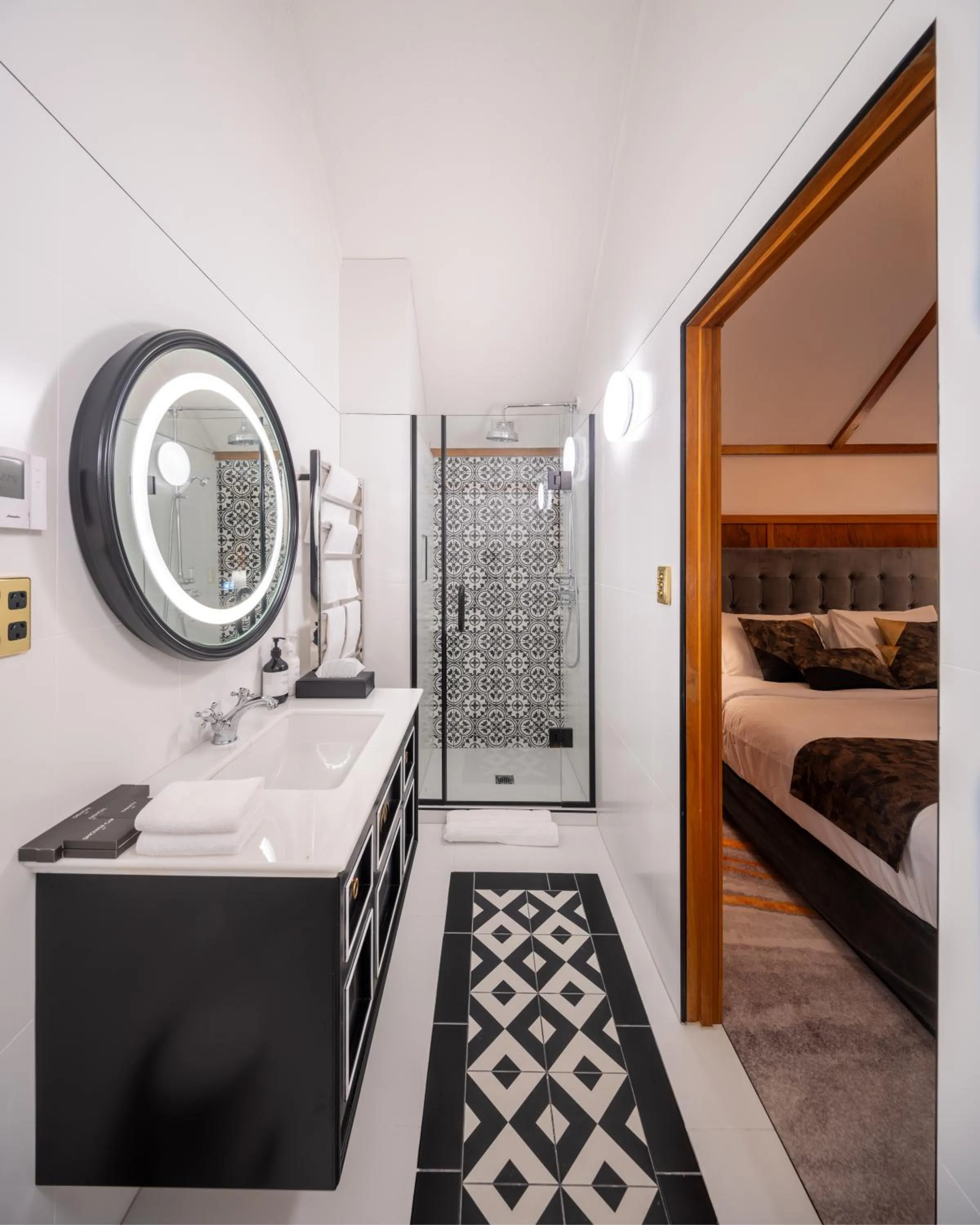 Bathroom, Bed in Hana Lodge