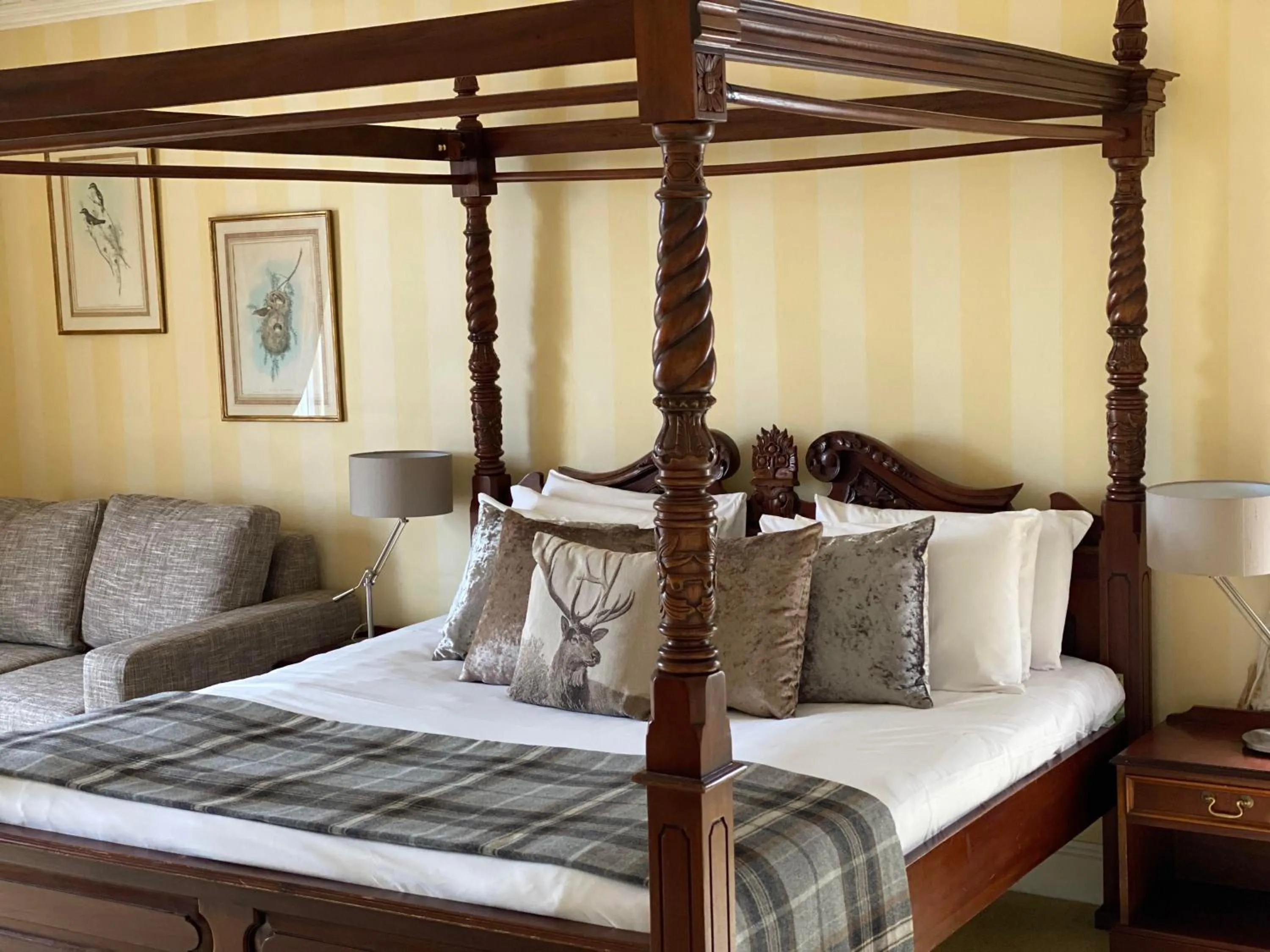 Bed in Boat Country Inn and Restaurant