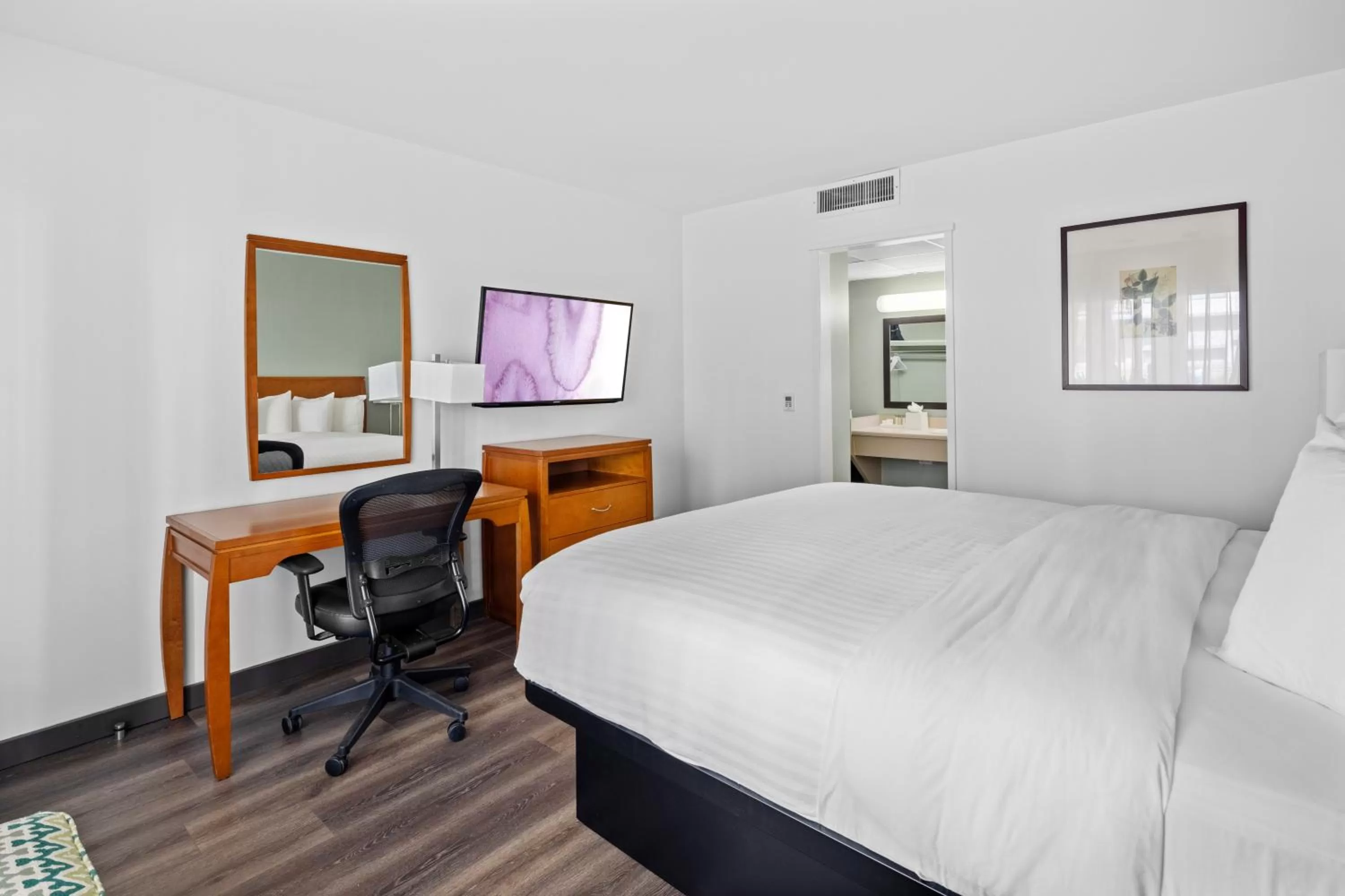 Bedroom, Bed in Vagabond Inn Glendale