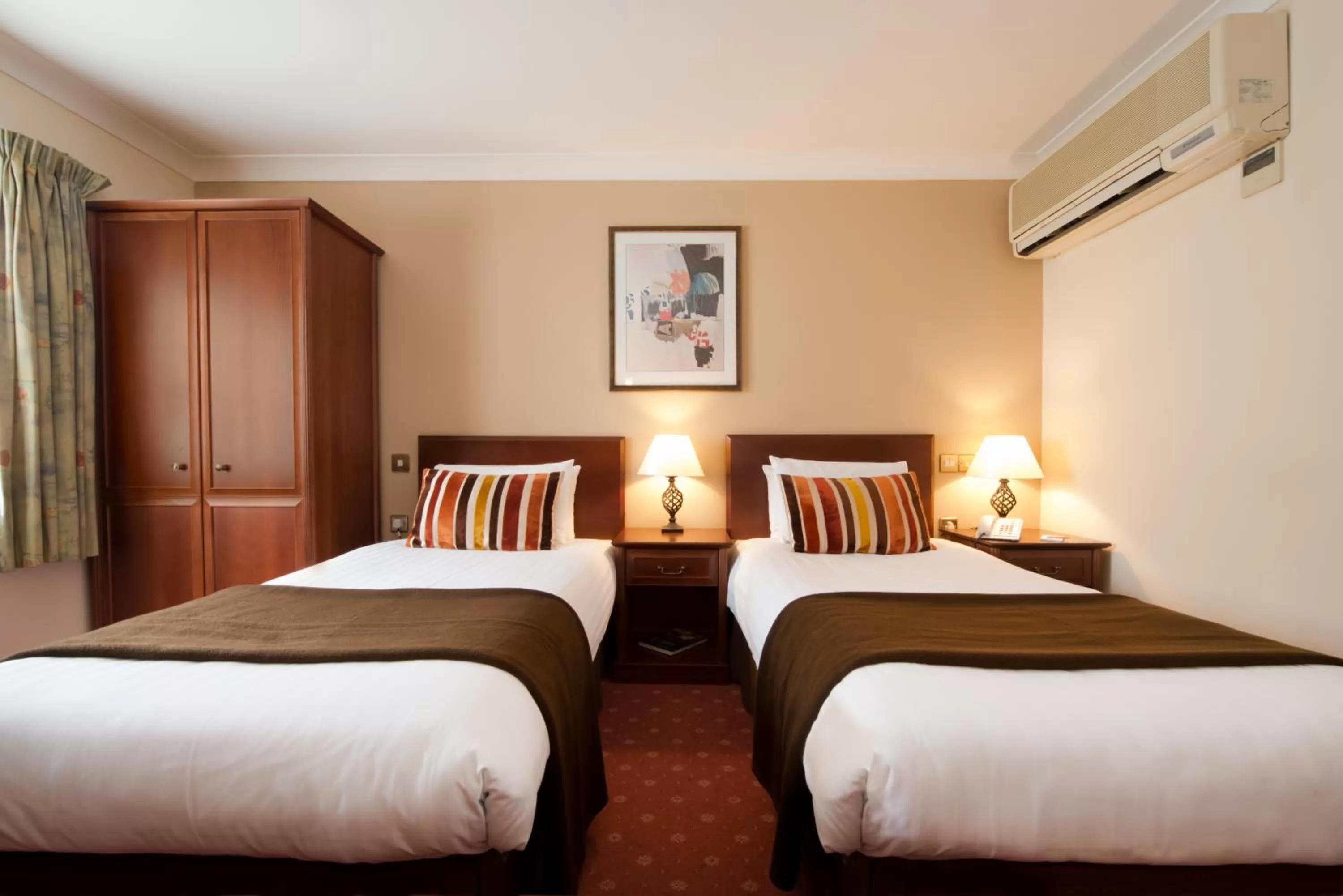 Bedroom, Bed in Ellington Lodge at The Concorde