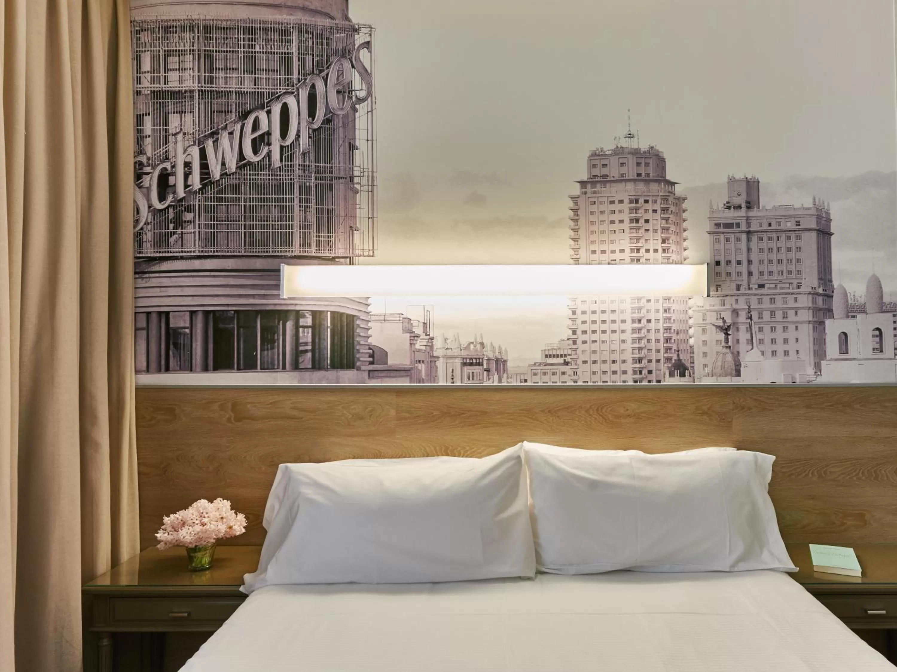 Bedroom, Bed in Regente Hotel