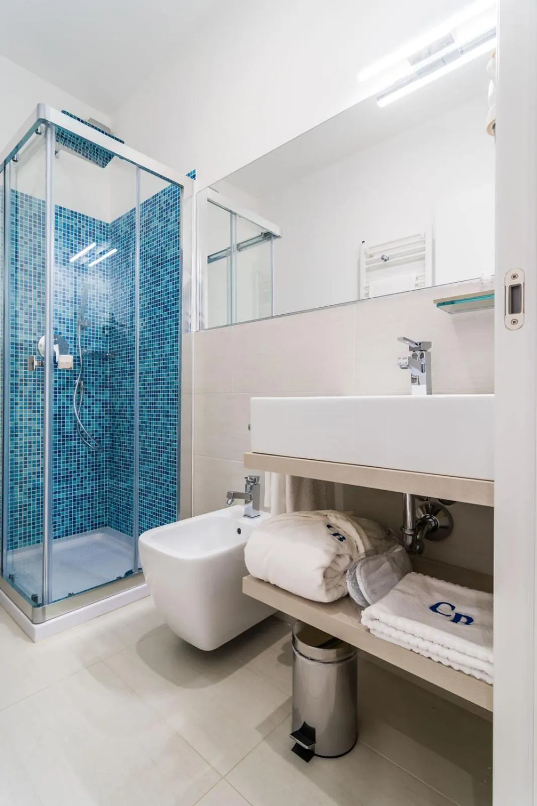 Shower in Cafe Bleu Relais