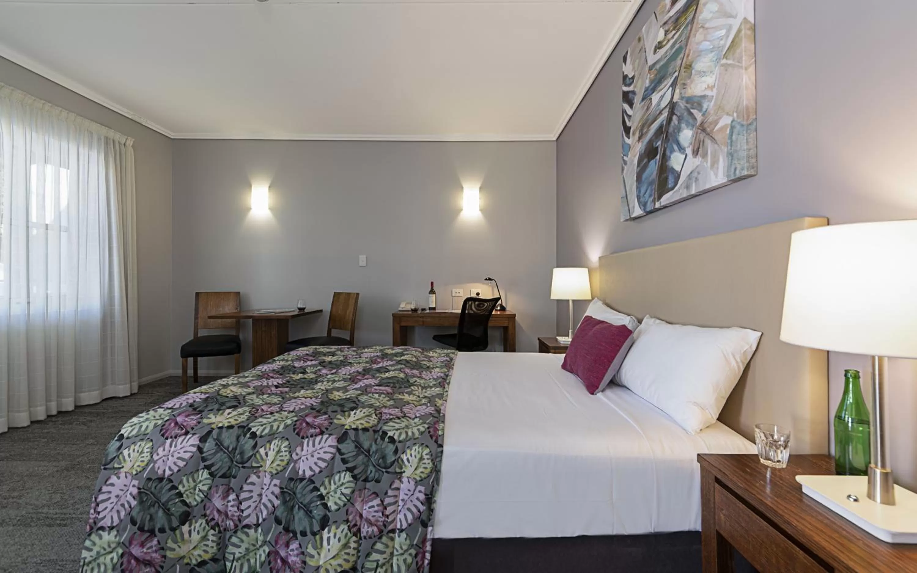 Photo of the whole room, Bed in Coachmans Inn Warwick