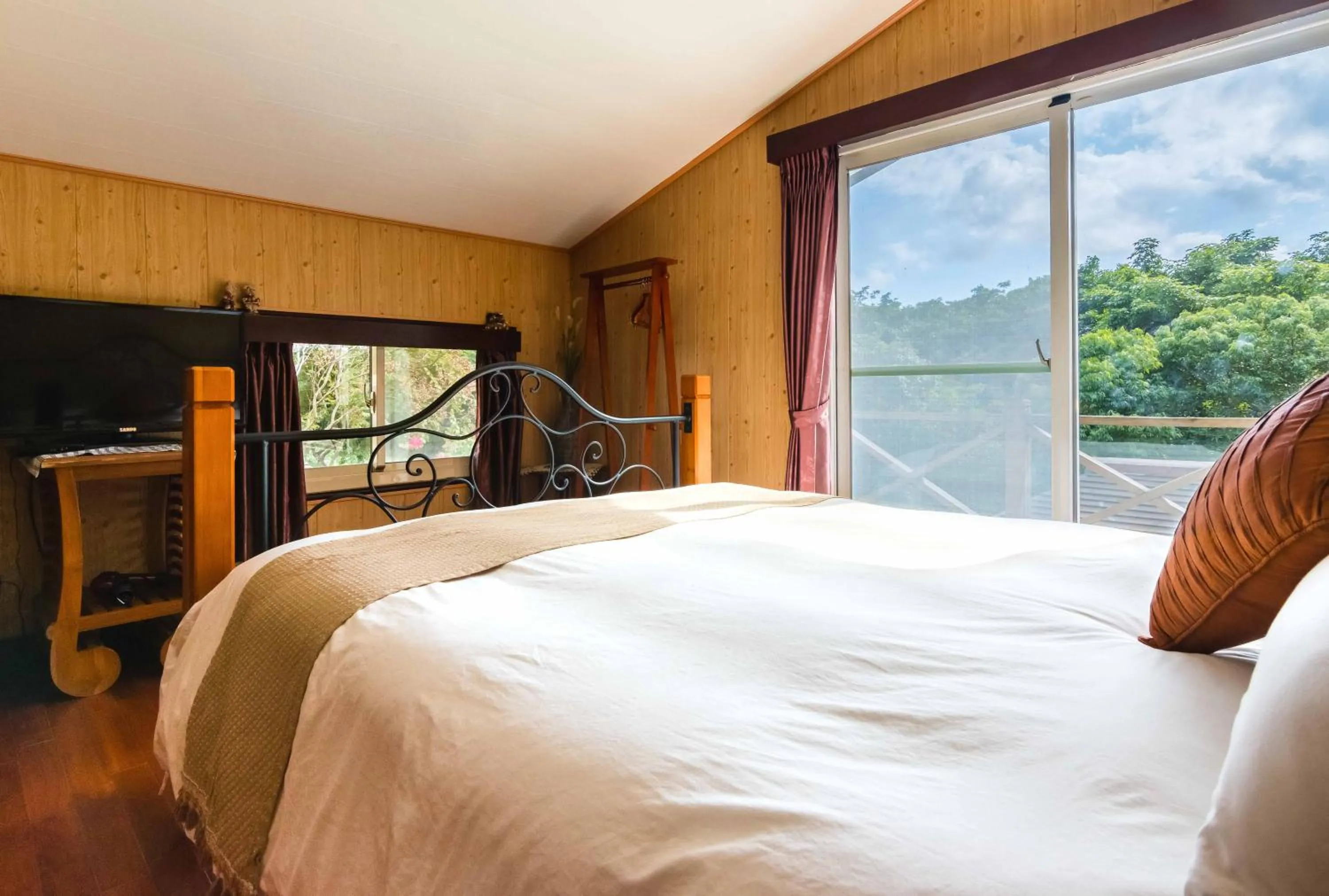 Photo of the whole room, Bed in Dream Home B&B