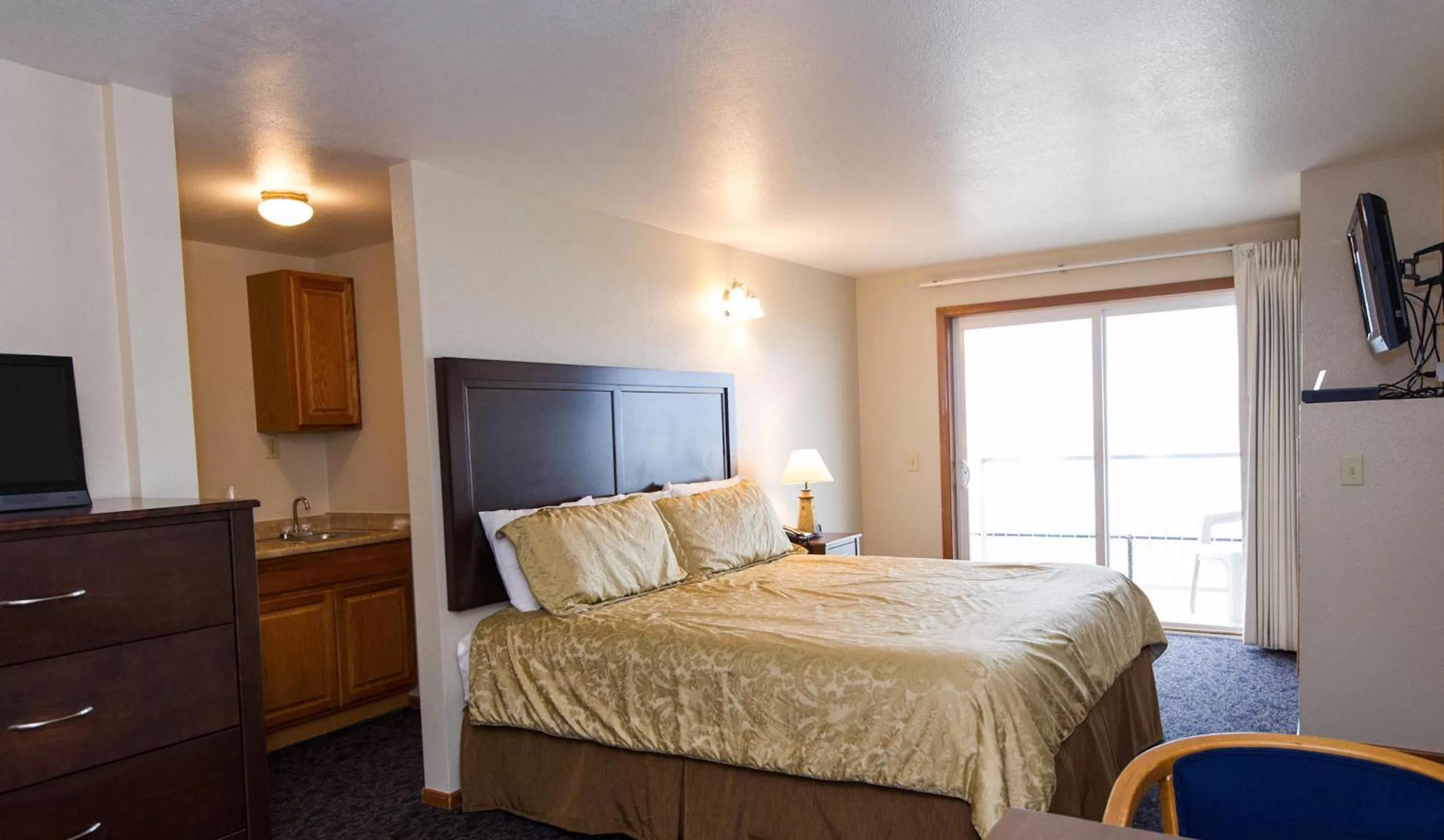 King Room with Spa Bath - First Floor in The Sandcastle Beachfront Hotel