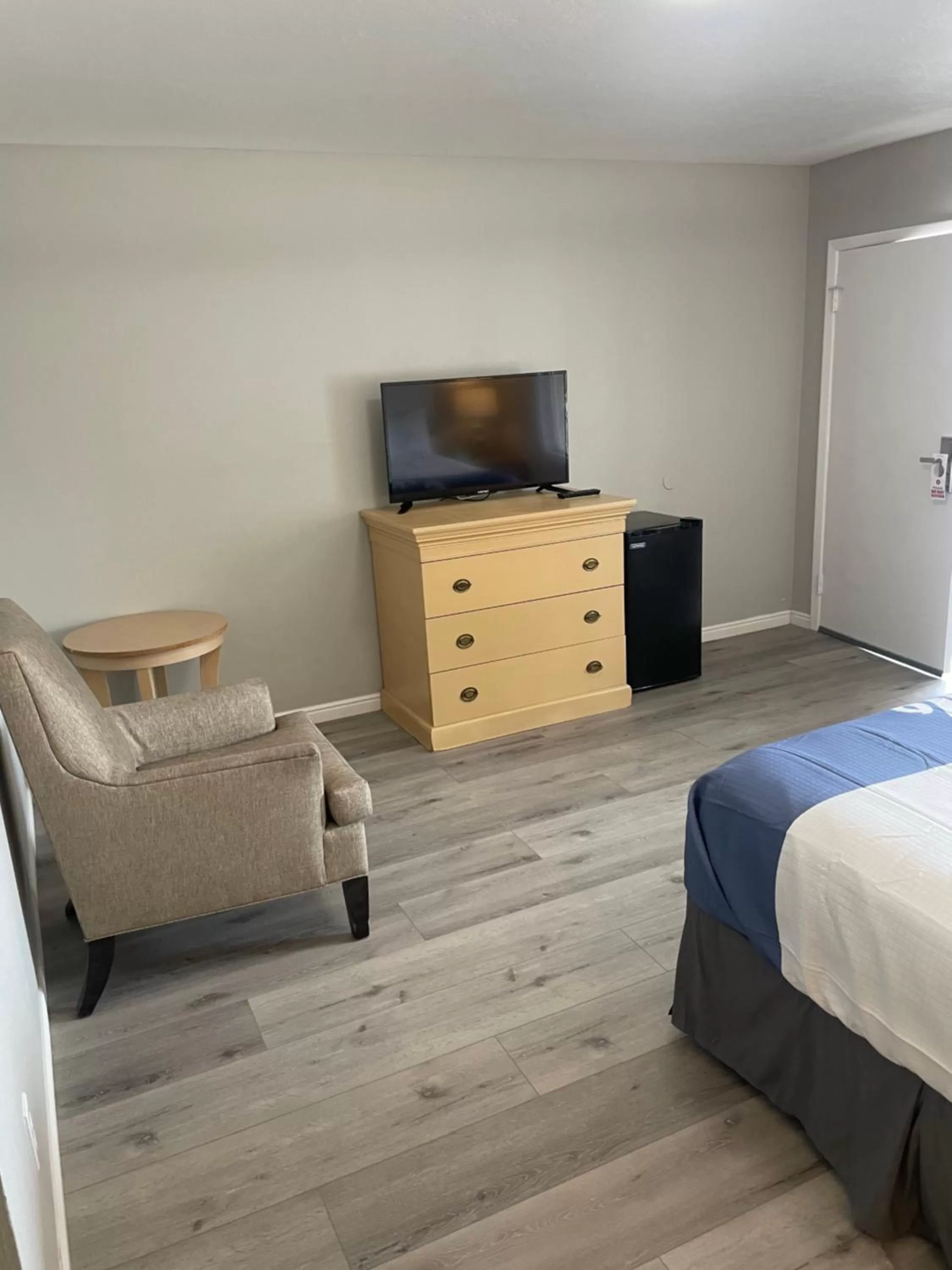 Seating area, Bed in Sunglow Motel