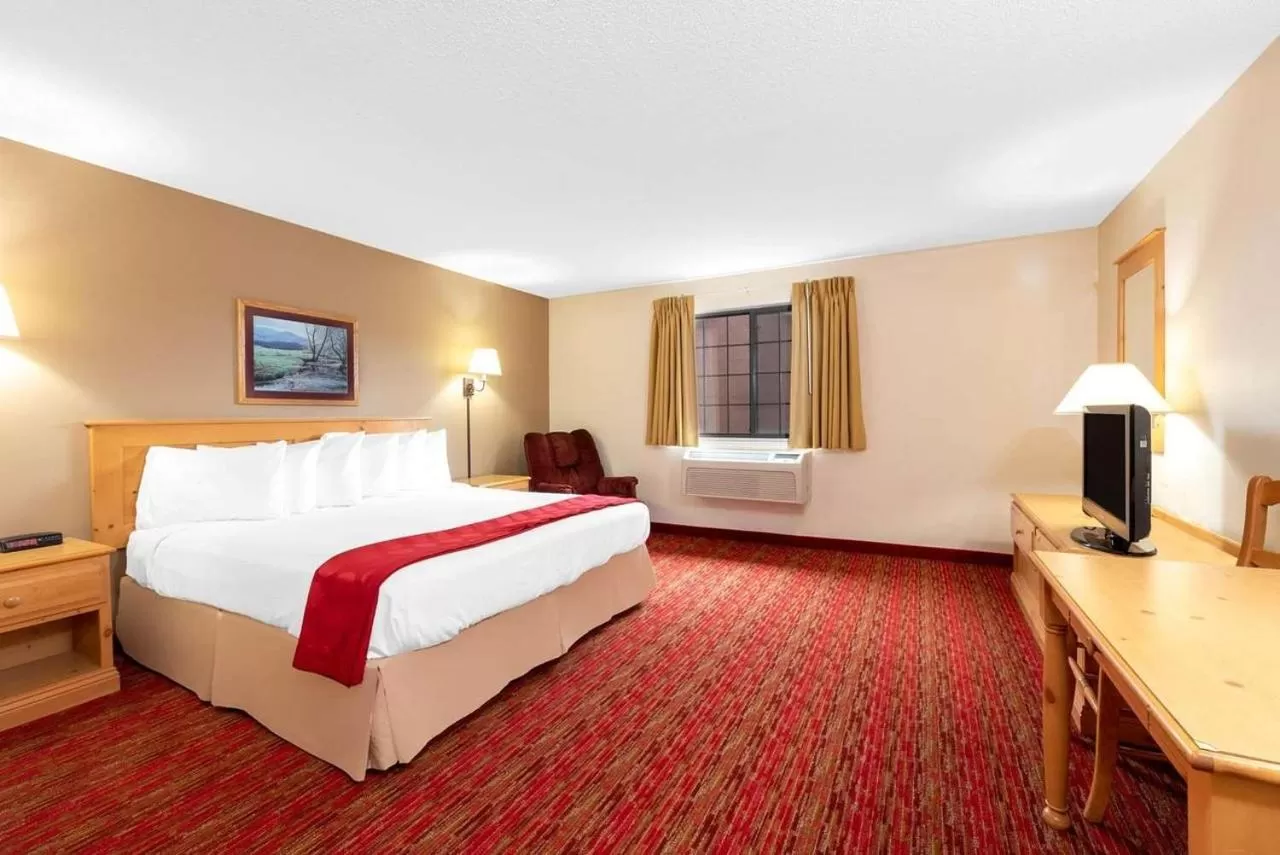 Bed in Summerset Hotel and Suites Rapid City West