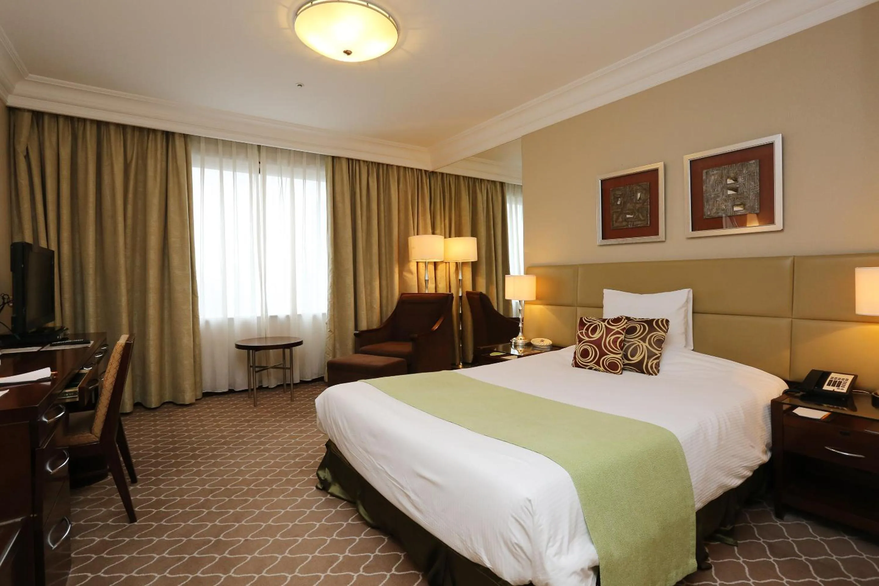 Photo of the whole room, Bed in Okura Garden Hotel Shanghai