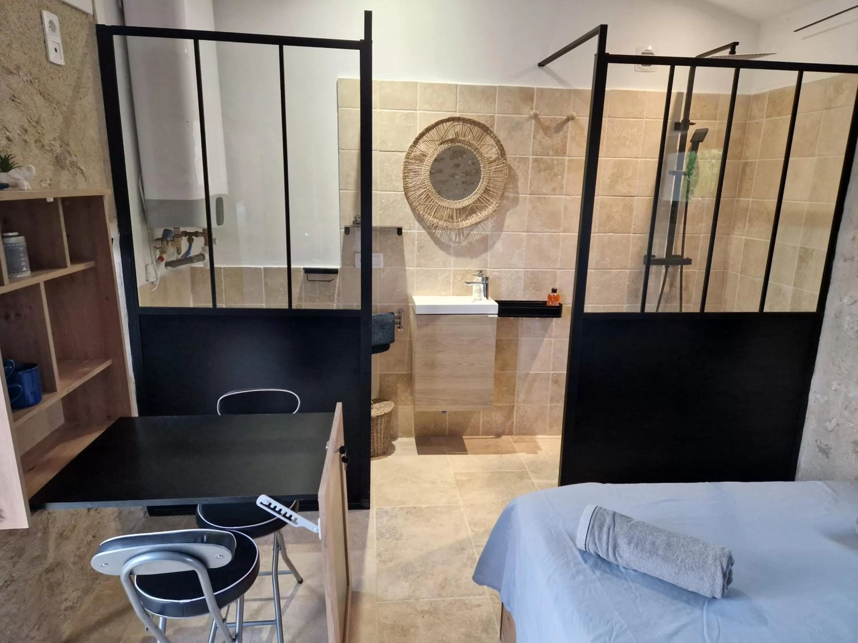 Bed in Bastide Bellugue Maison d'hôtes réseau Bienvenue à La Ferme à 3 minutes de Lourmarin