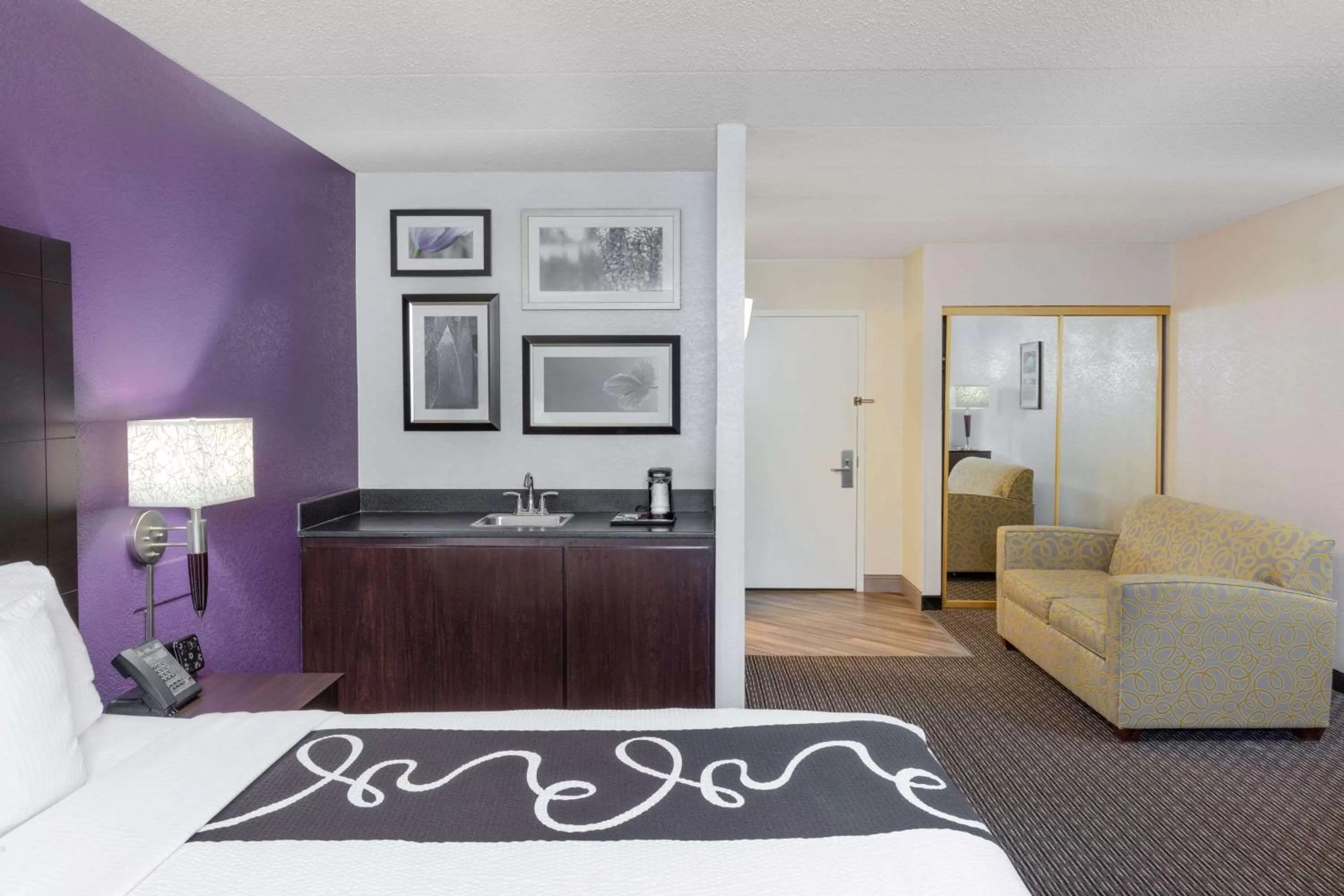 Photo of the whole room, Bed in La Quinta by Wyndham Clifton/Rutherford