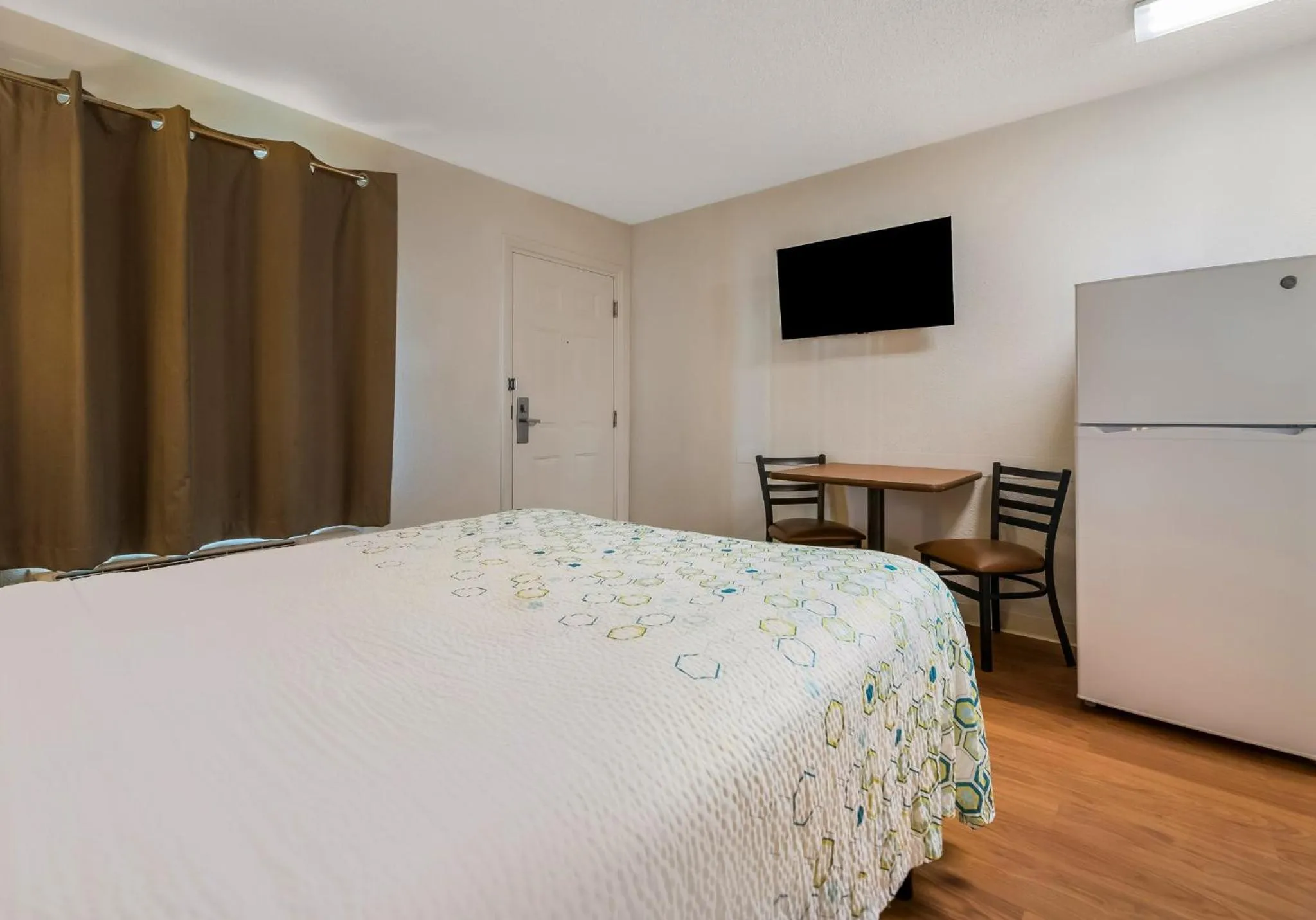 Bedroom, Bed in HomeTowne Studios by Red Roof Orlando - UCF Area