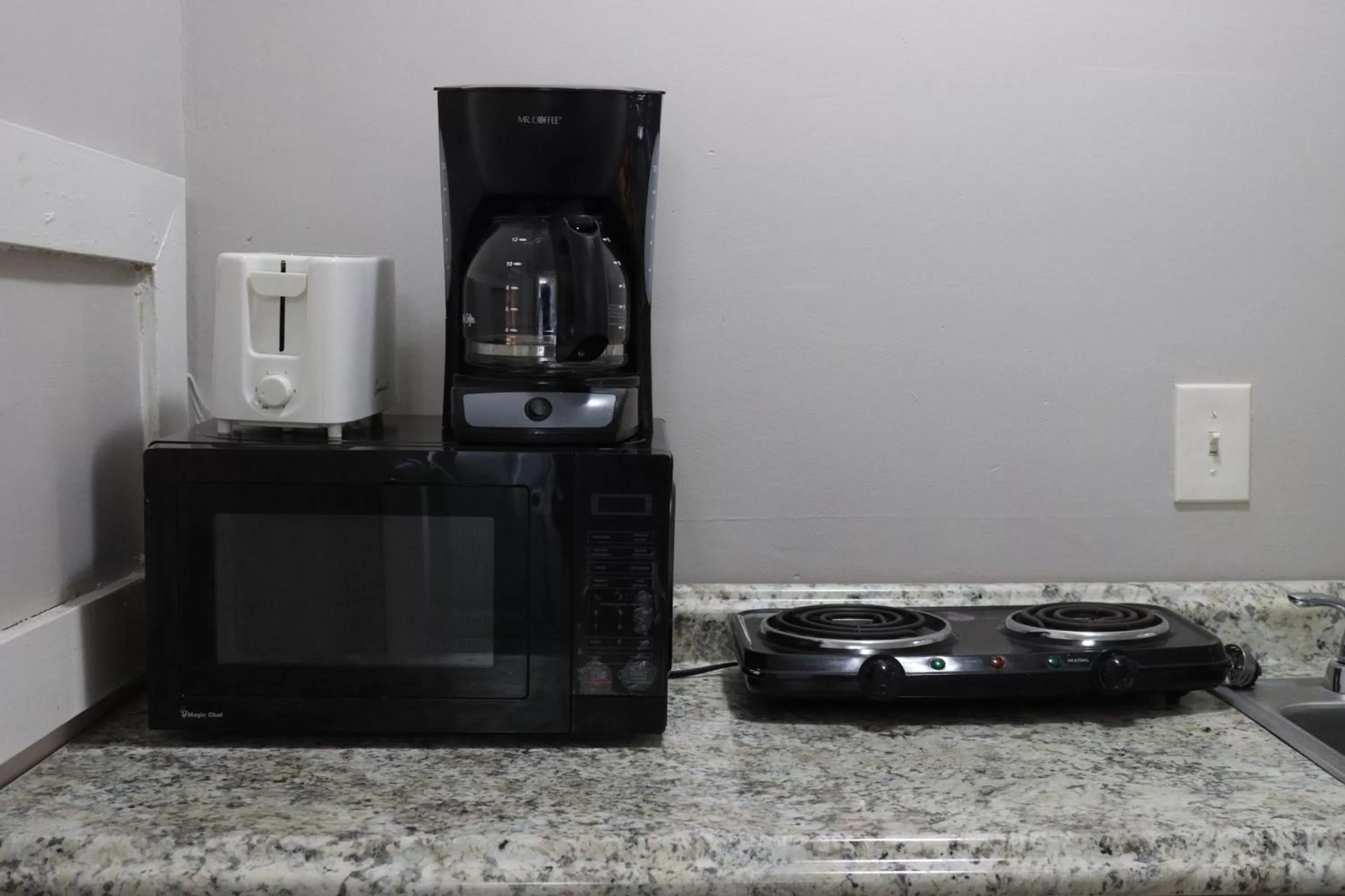 Kitchen or kitchenette in The Burgundy Inn Hotel and Apartments